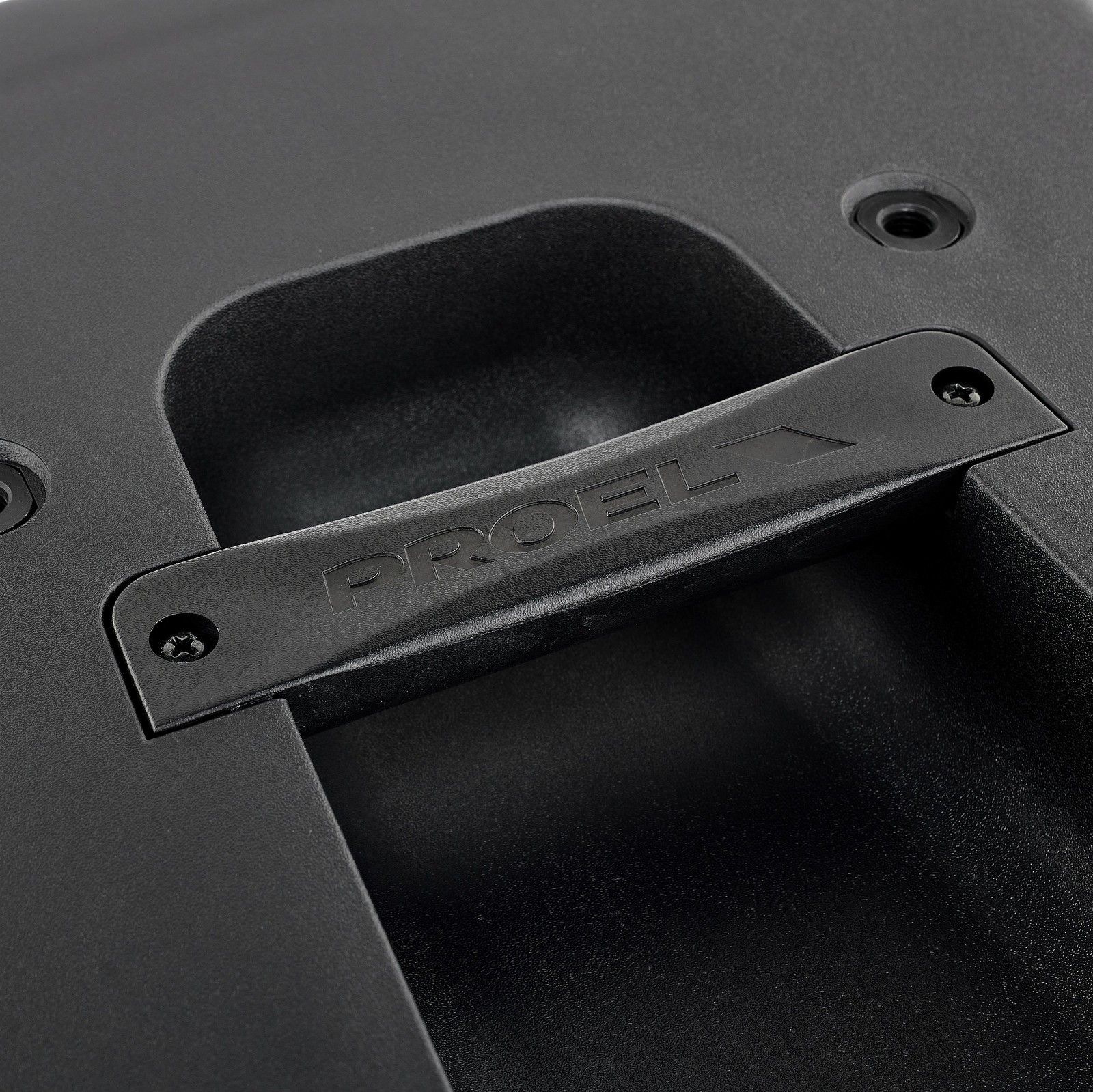 Carrying handle on the top of the Proel DIVA15A