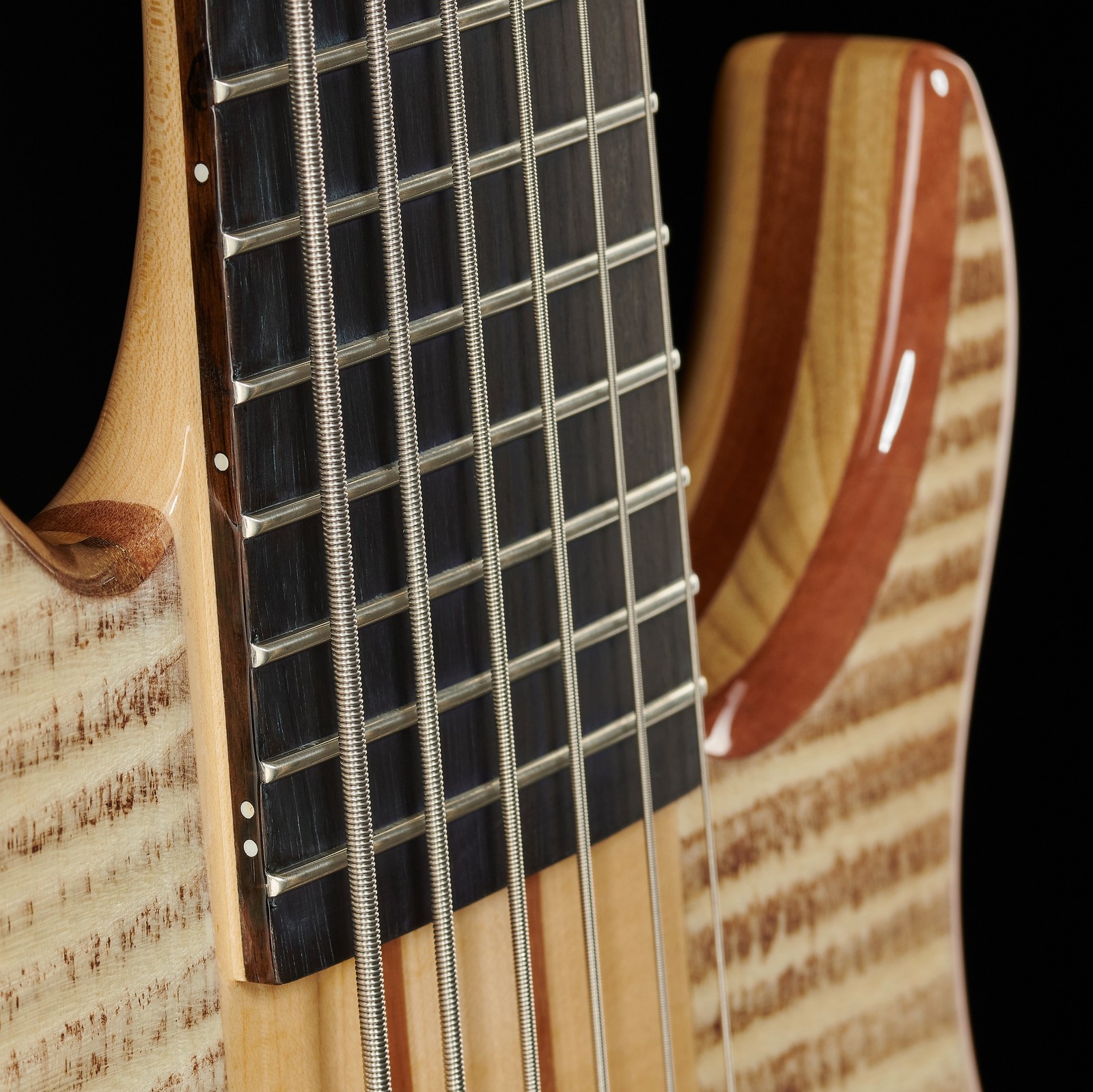 Griffbrett und mehrschichtiger Korpus des Harley Benton BZ-6000 II NT