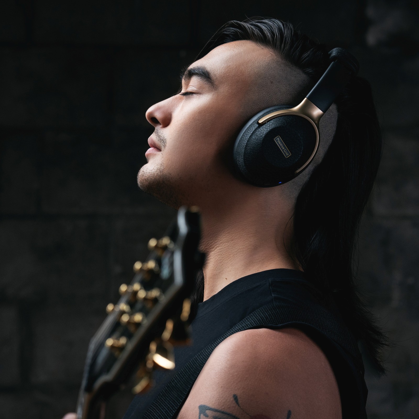 Guitariste avec le casque Positive Grid Spark Neo