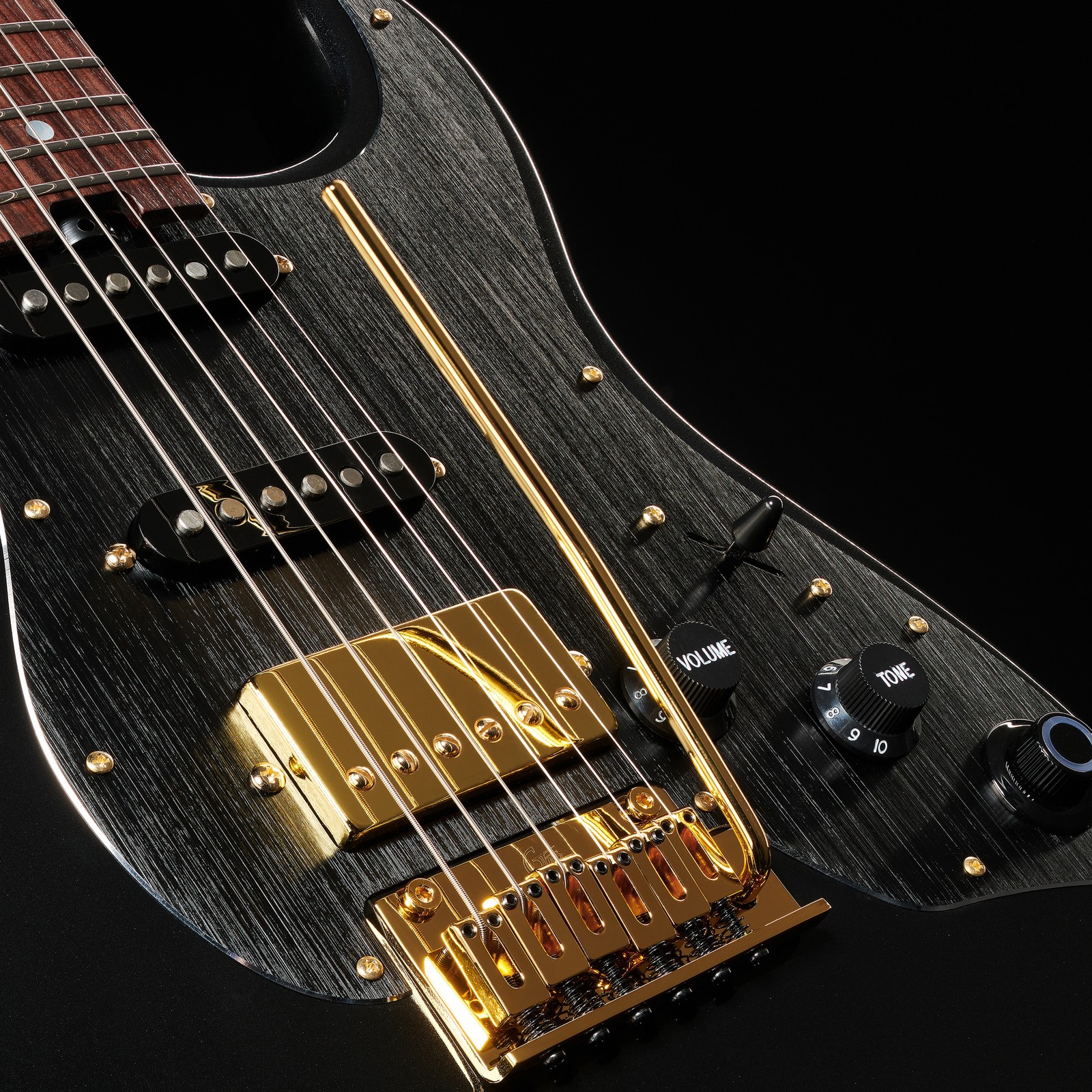 Mooer GTRS Guitars Standard 900 W PB with dual single coils and a humbucker