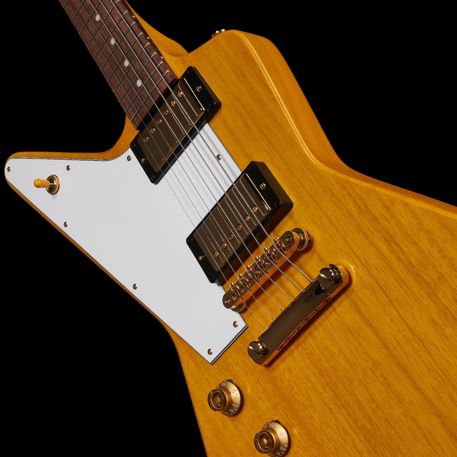 Vergoldete Hardware und Humbucker Kappen auf der Epiphone Korina Explorer Aged Natural LH