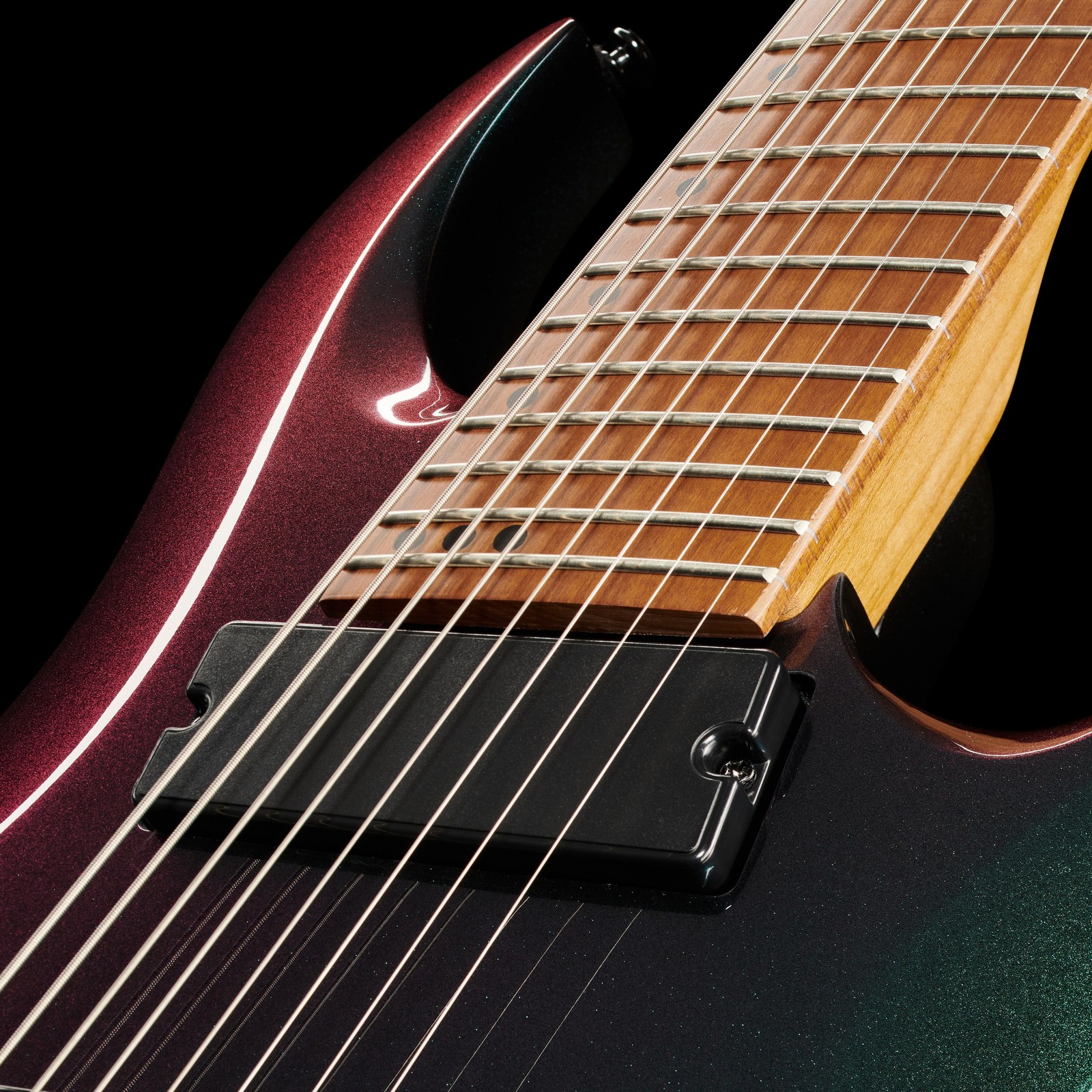 Zwei schwarze Humbucker auf der Perl-Lack-Decke der Harley Benton R-458FFB Roasted MultiScale