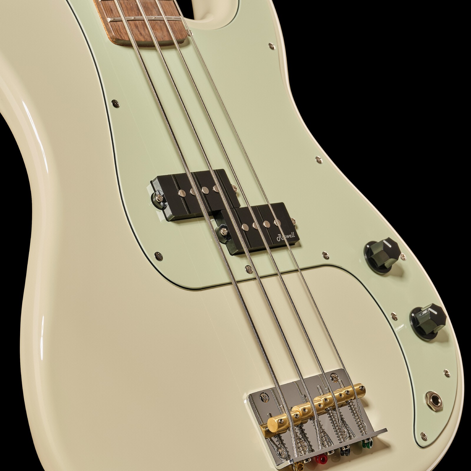 Korpus mit Splitcoil Tonabnehmer des Harley Benton PB-62CC Olympic White