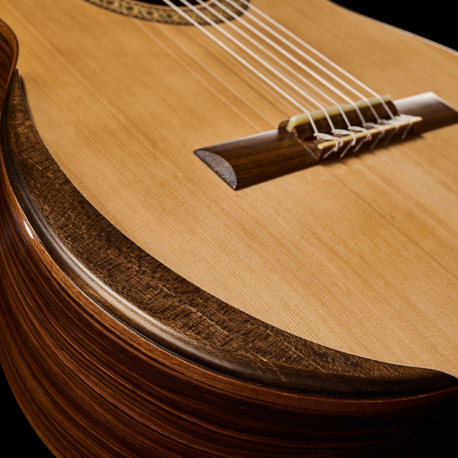 Abgerundete Armauflage an der Decke der Manuel Rodriguez 60-C Cedar