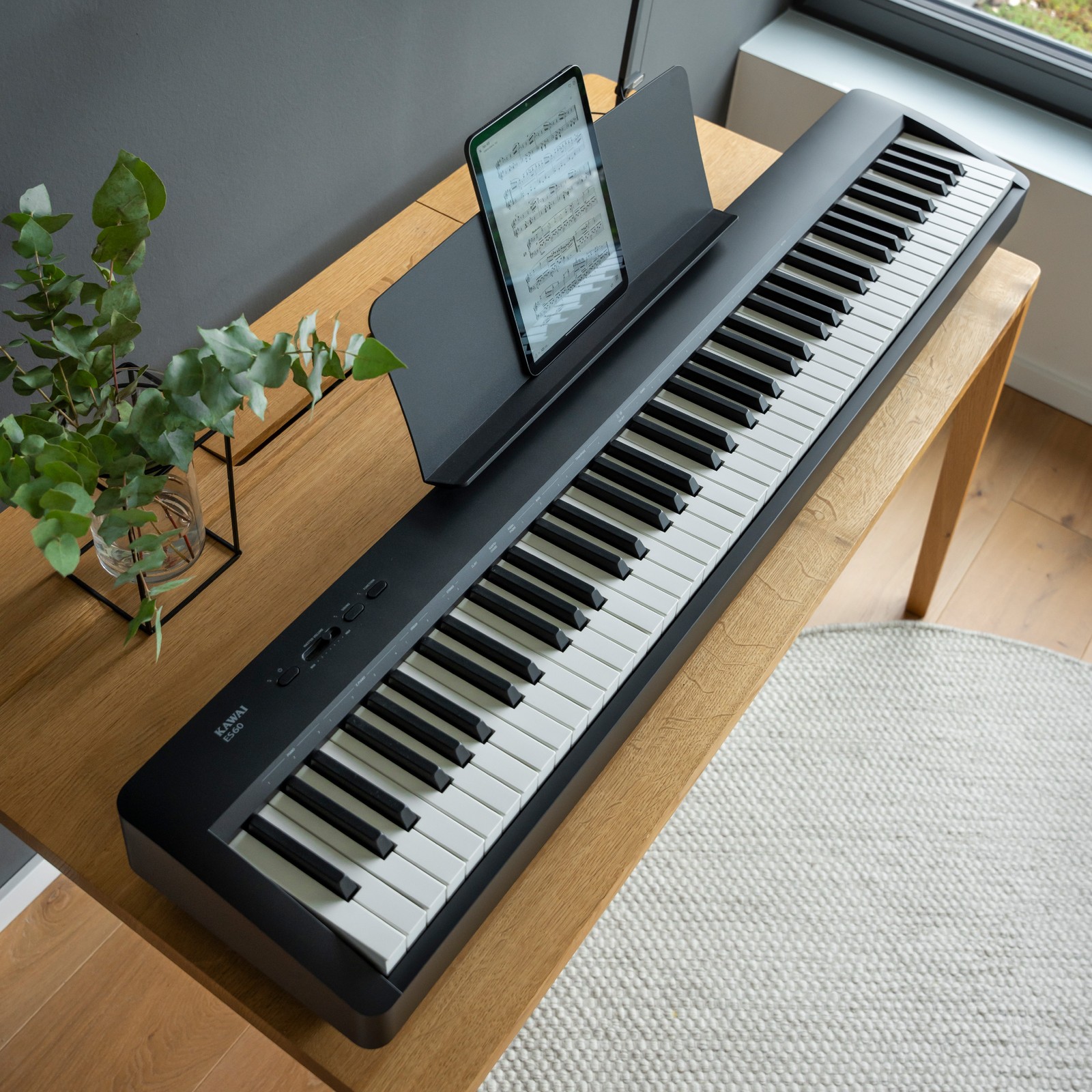Digitalpiano Kawai ES-60 auf einem Tisch