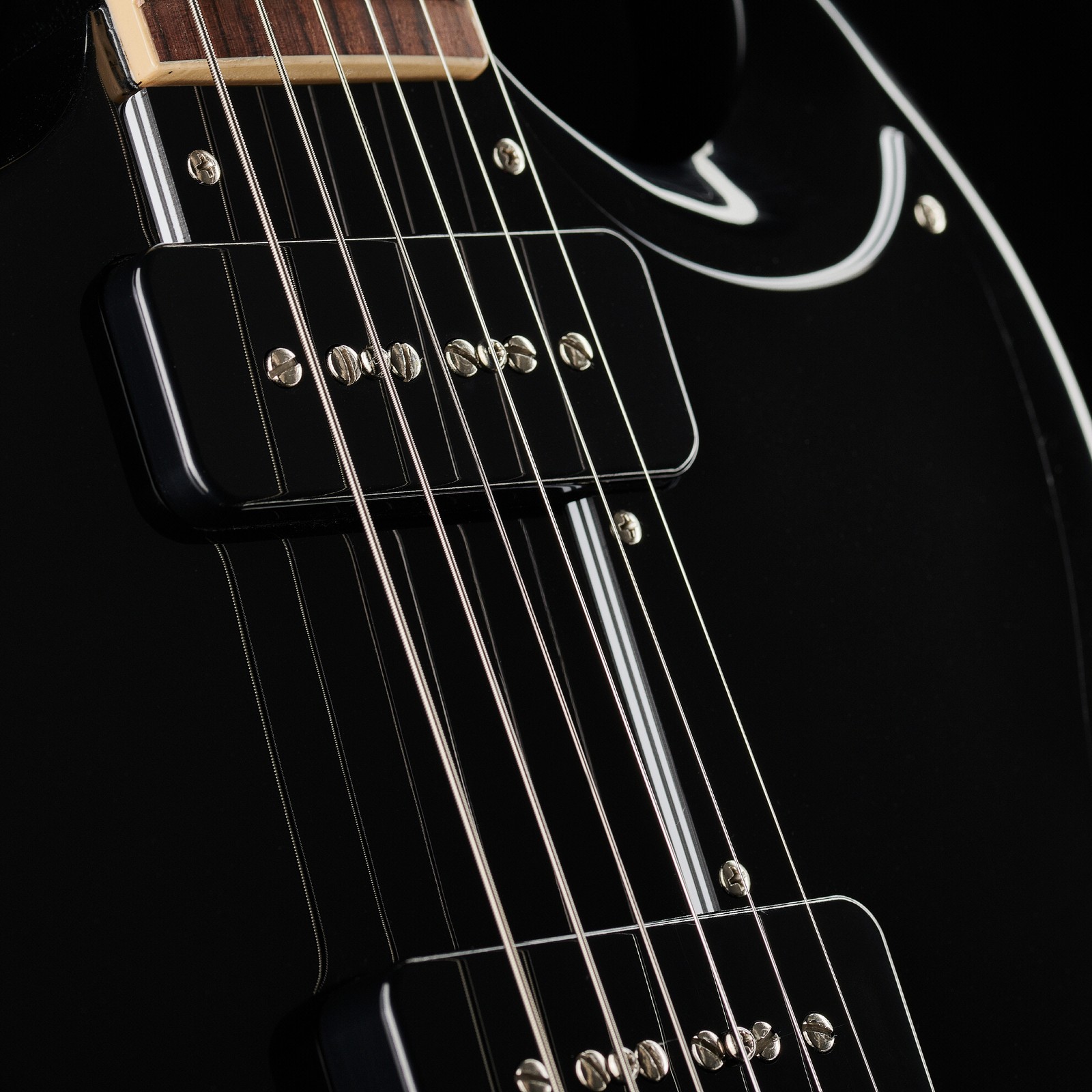 Zwei P-90 Singlecoils auf der Gibson SG Special Ebony