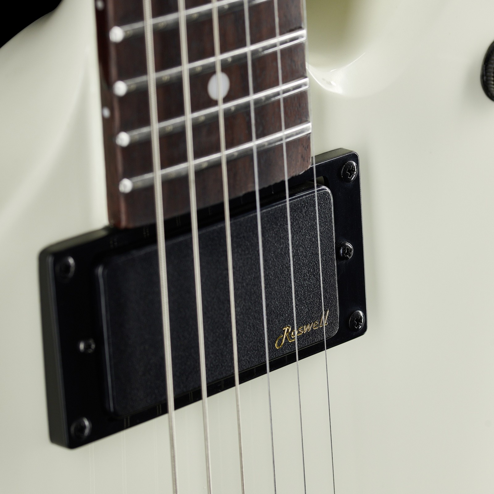 Aktiver Humbucker Tonabnehmer in der Harley Benton EX-84 Modern WH