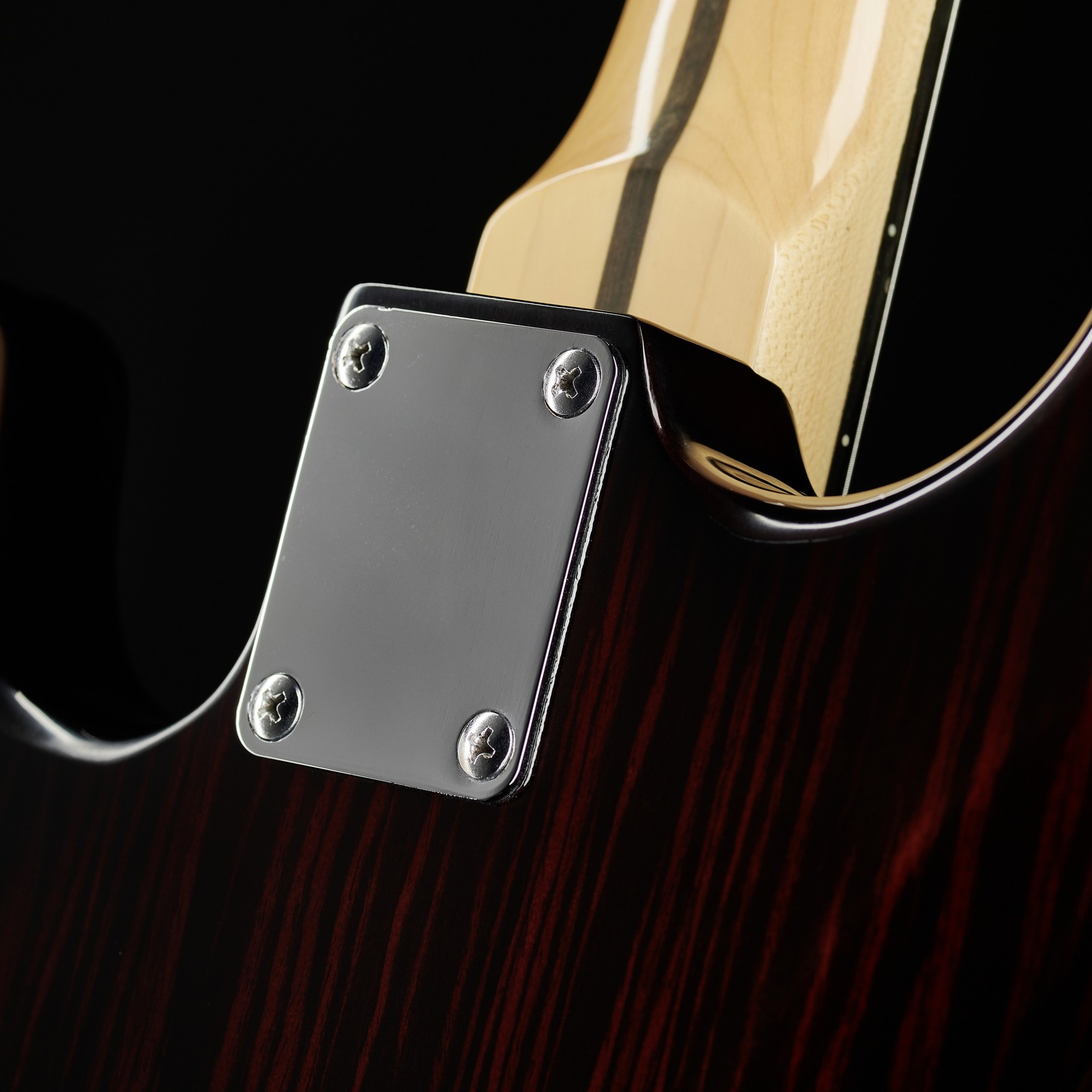 Geschraubter Hals auf der Rückseite der E-Gitarre Harley Benton ST-70 Rosewood