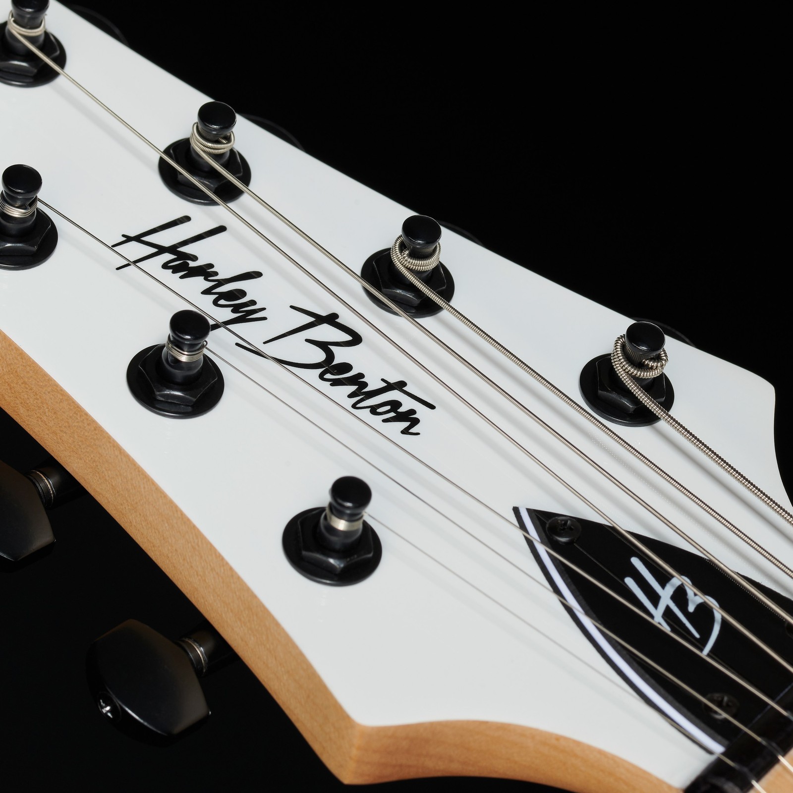 Weiße Linkshänder Kopfplatte mit sieben Saiten und Harley Benton Logo