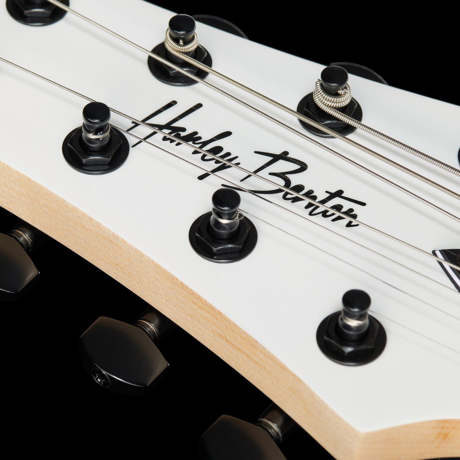 Ahorngriffbrett mit offset inlays und weiße Linkshänder Kopfplatte mit acht schwarzen Mechaniken