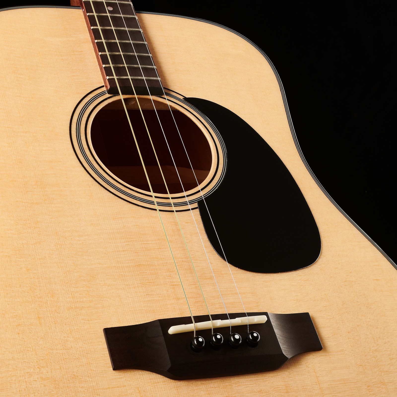 Vier Saiten auf der Tenorgitarre Harley Benton Custom Line CLT-20S NT Tenor