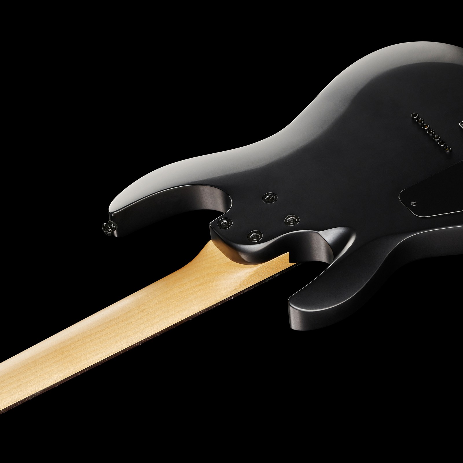 Verschraubter Ahornhals auf der Rückseite der Harley Benton R-457 Active SBK