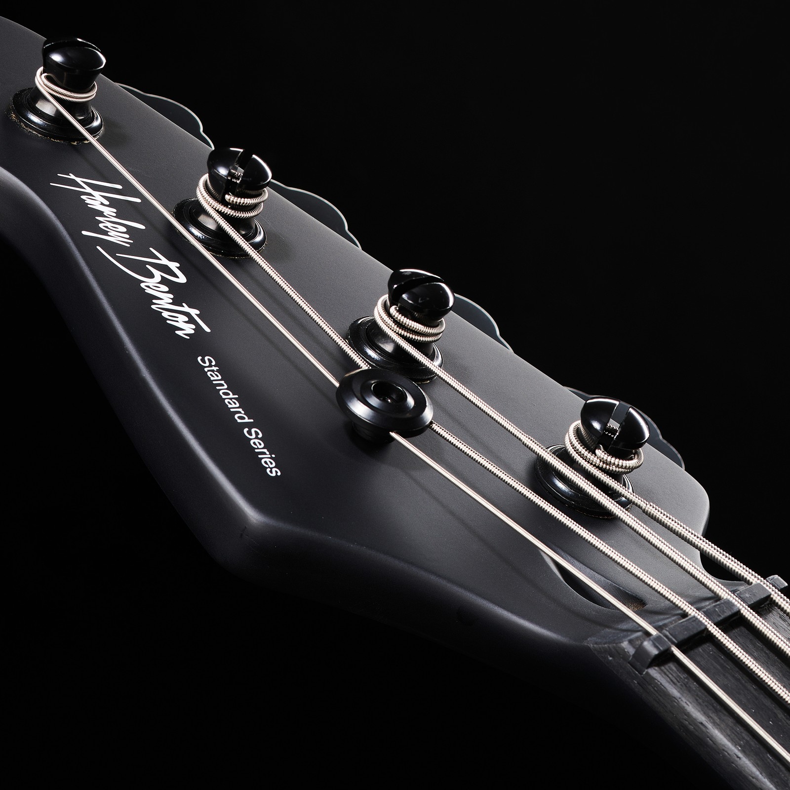 Schwarze Harley Benton Bassgitarre Kopfplatte