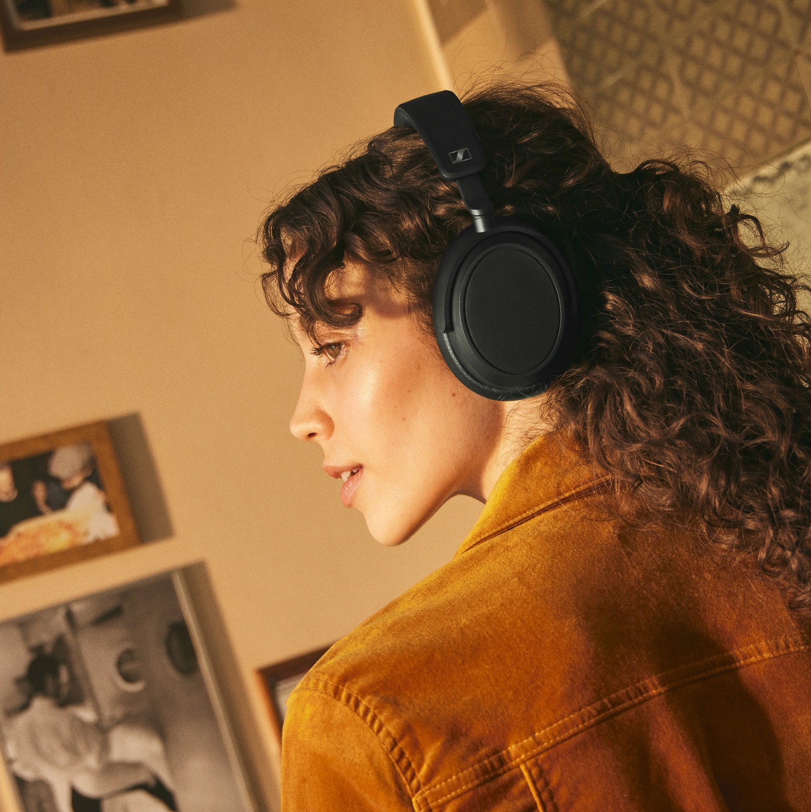Frau trägt Sennheiser ACCENTUM Plus Black Wireless Kopfhörer