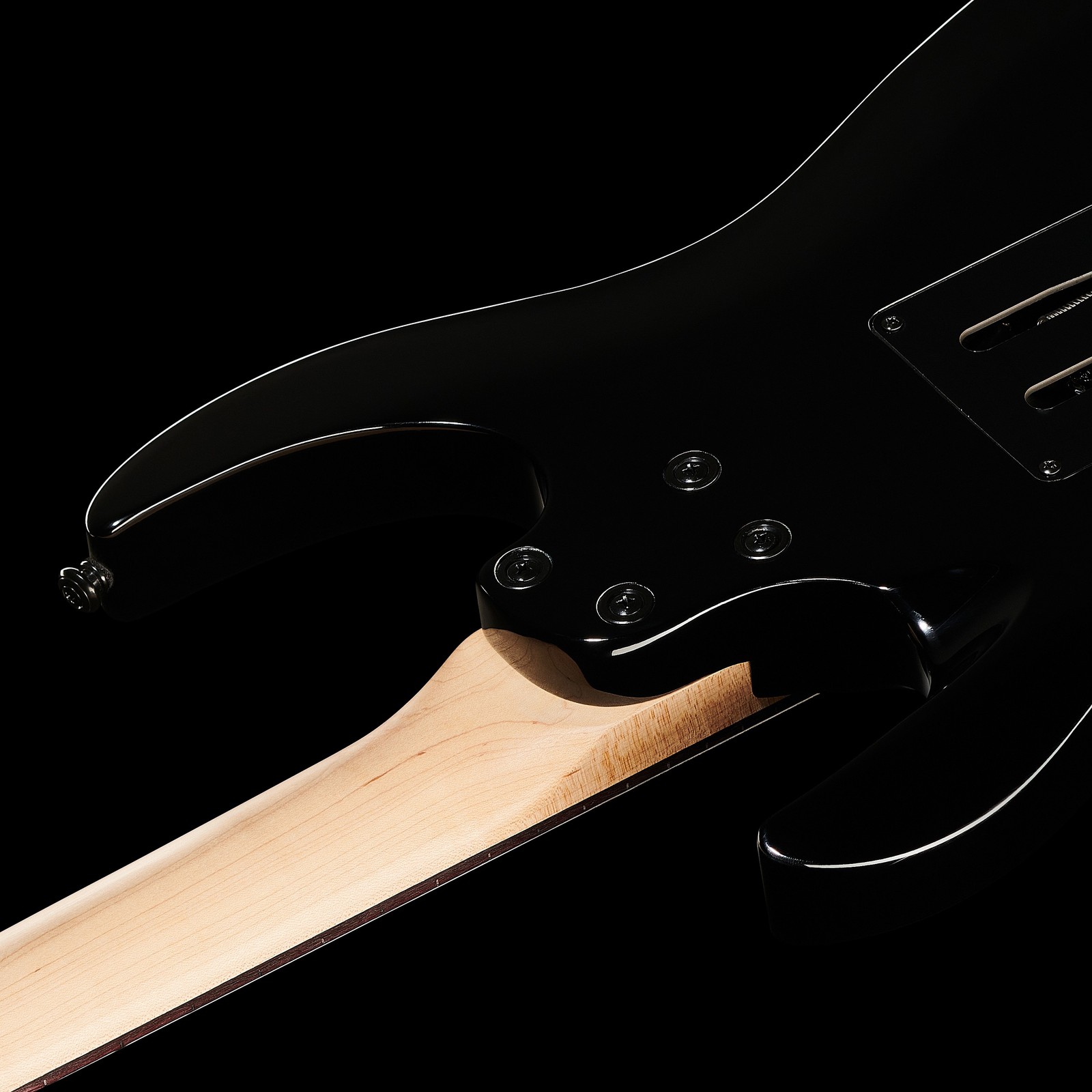 Geschraubter Hals auf der Rückseite der Harley Benton R-456FR BK Progressive Series