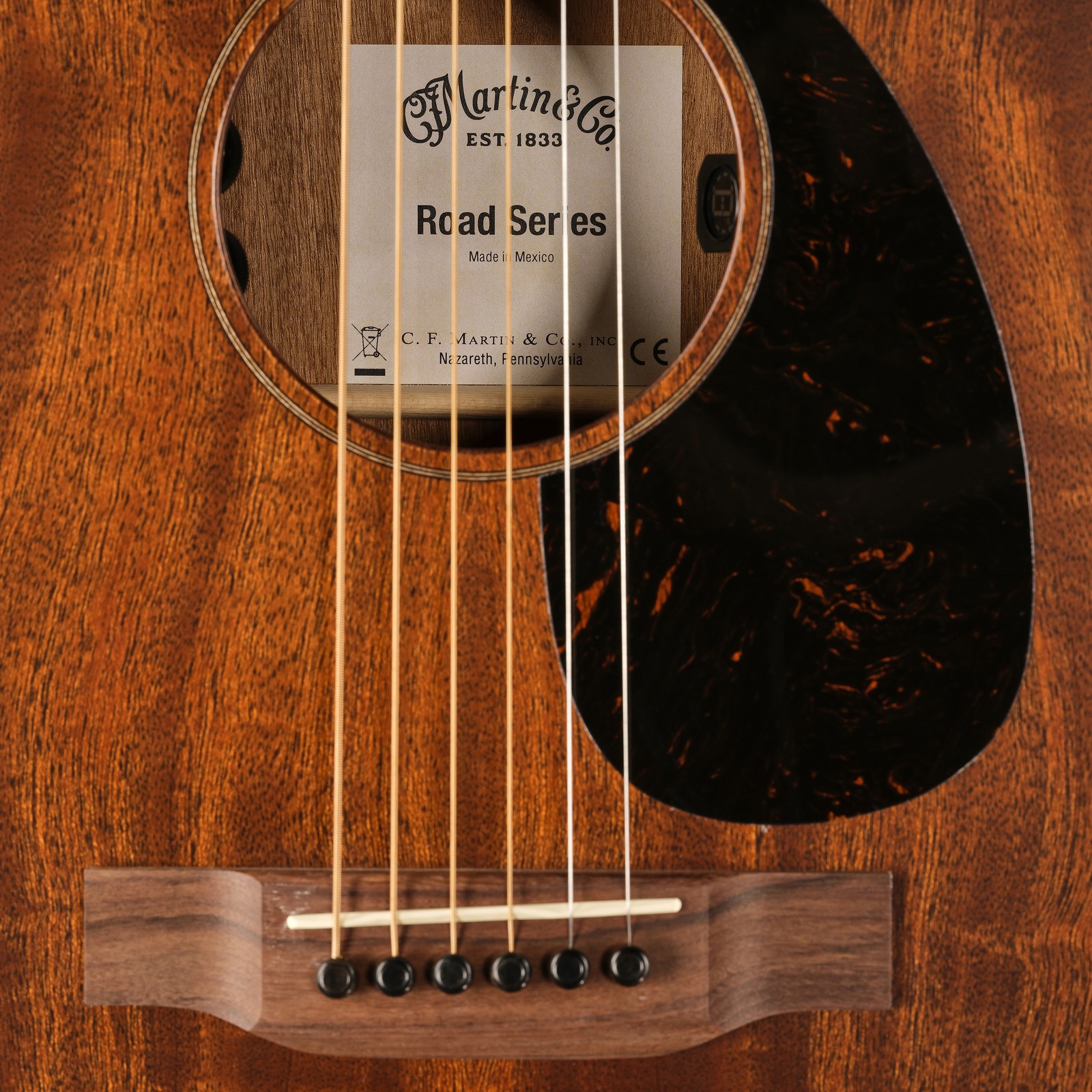 Schallloch der Martin Guitar 000-10E Retro Sapele Westerngitarre mit Tonabnehmer