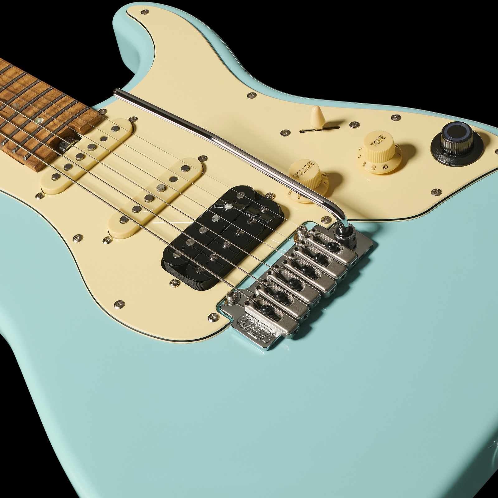 Pickups and controls on the Mooer GTRS Guitar Profess. 801 TB