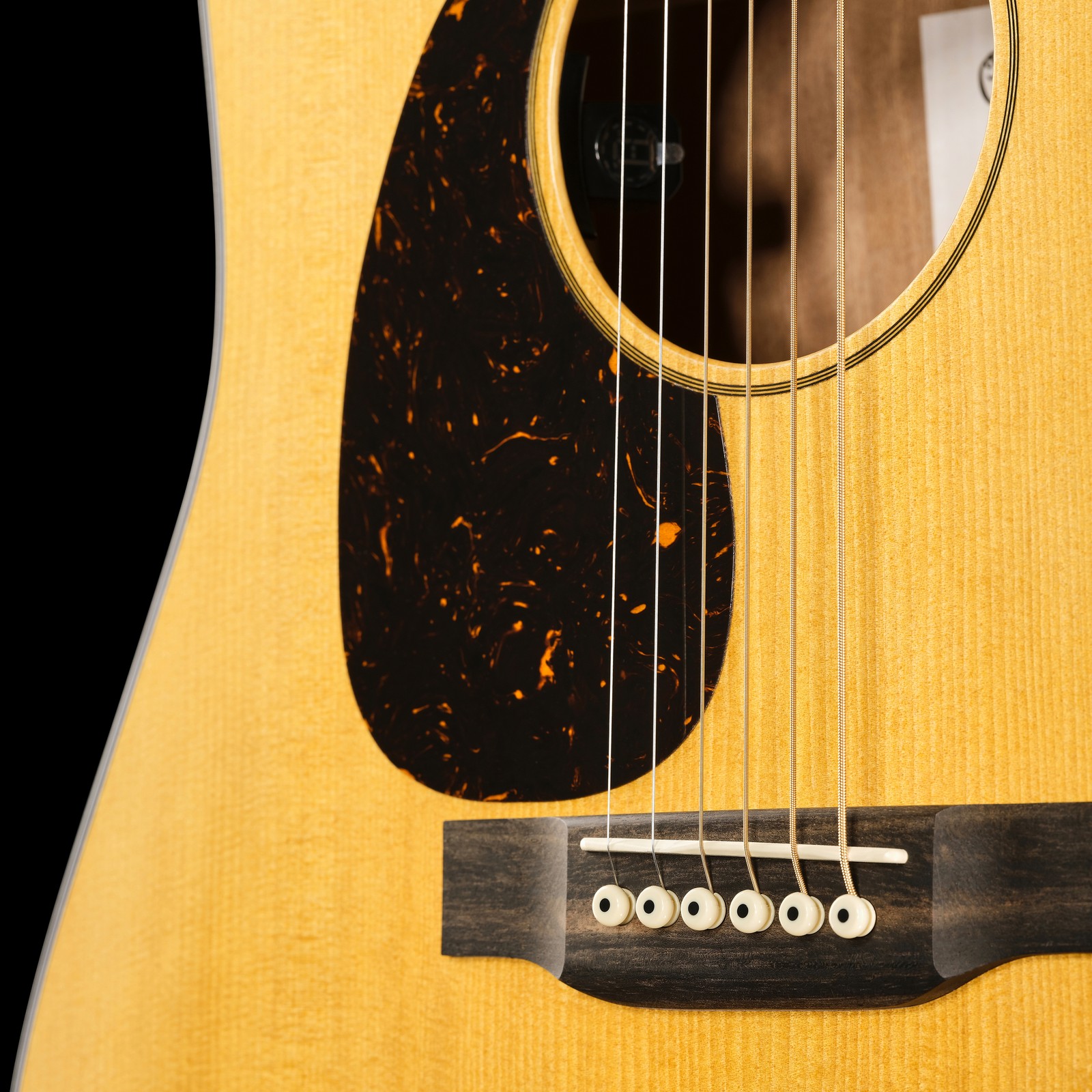 Steg und Schallloch der Martin Guitar D-10E Retro Nat LH Westerngitarre mit Tonabnehmer