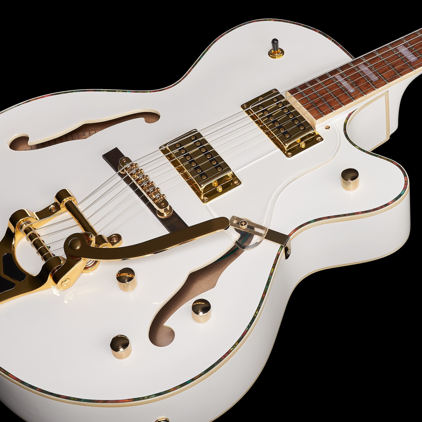 Weiße Jazzgitarre Harley Benton BigTone White mit Gold Hardware, Humbucker und Bigsby Style Tremolo