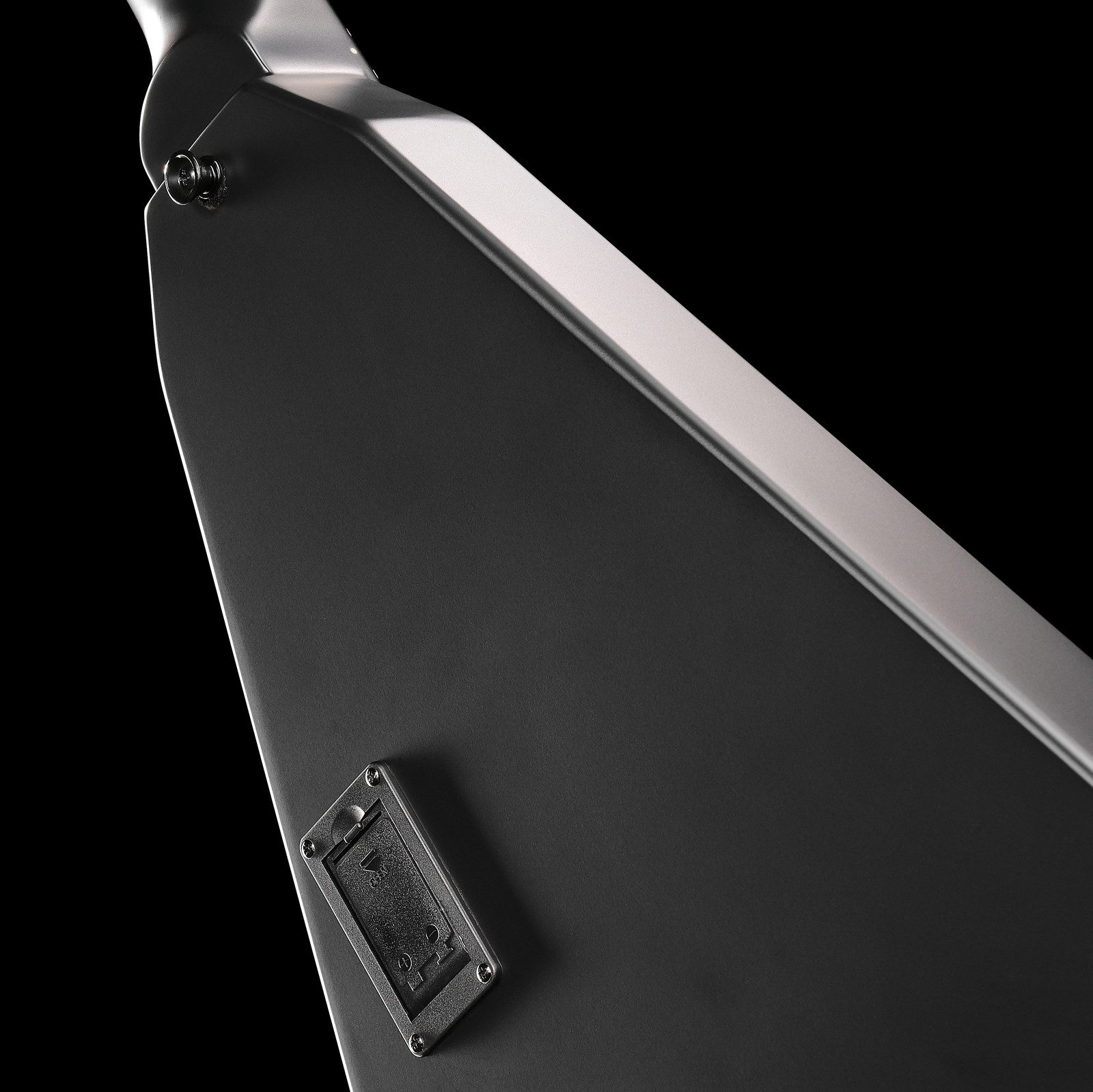 Batteriefach auf der Korpusrückseite der Harley Benton Victory Active SBK