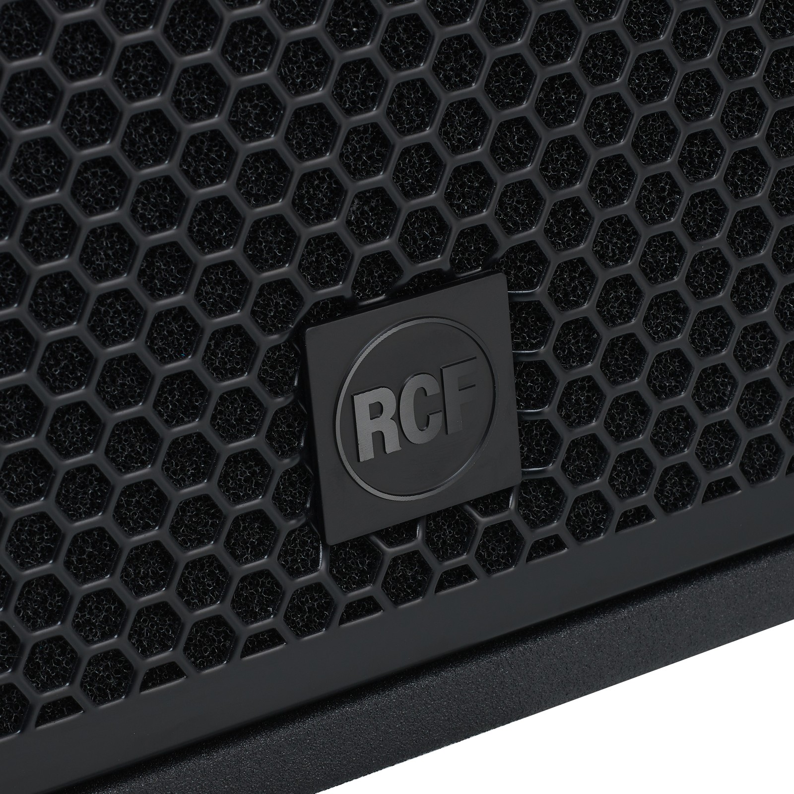 Frontgitter des RCF Sub 905-AS MK3 Subwoofers mit Herstellerlogo