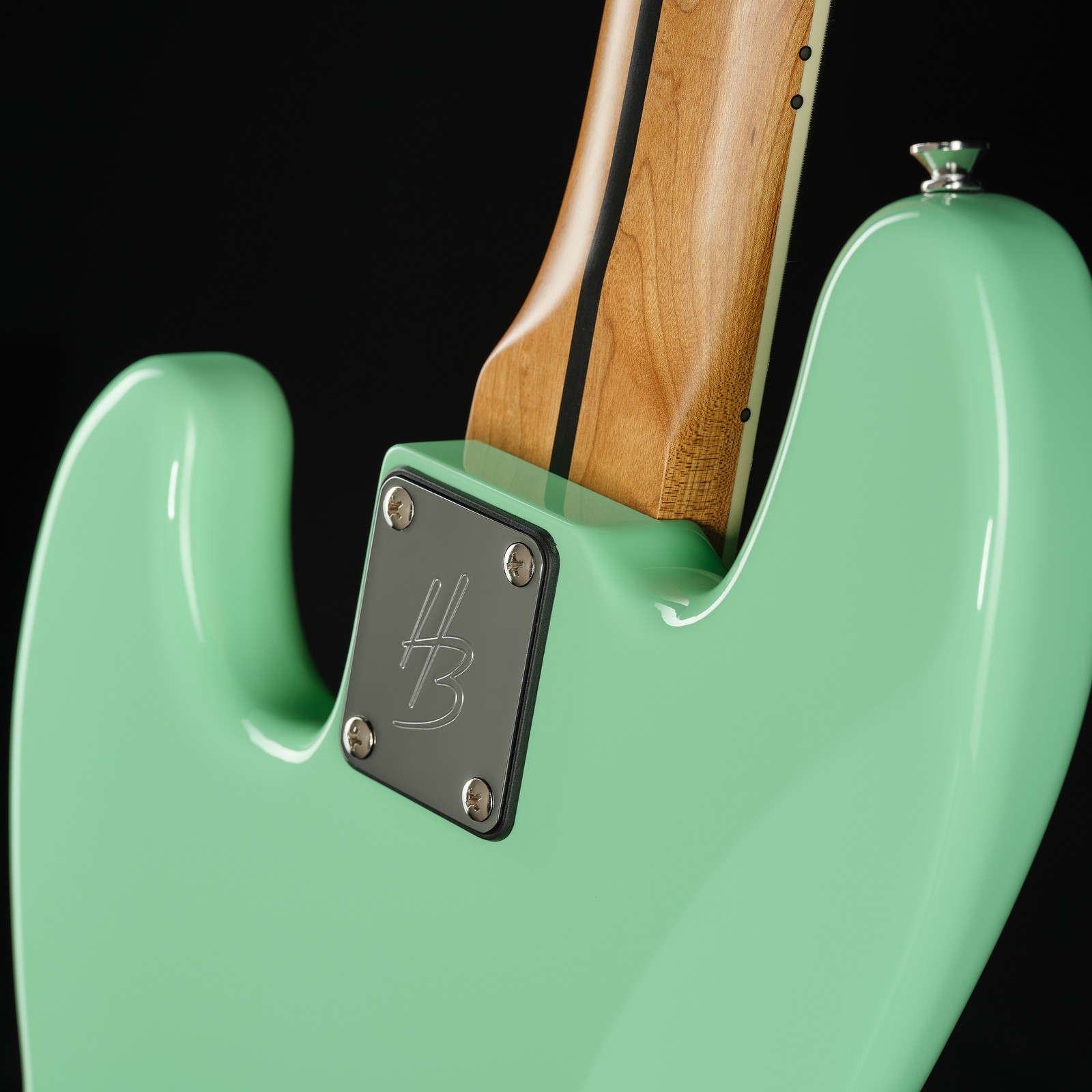 Geschraubter Hals auf der Bassgitarre Harley Benton MV-4JB Seafoam Green von hinten