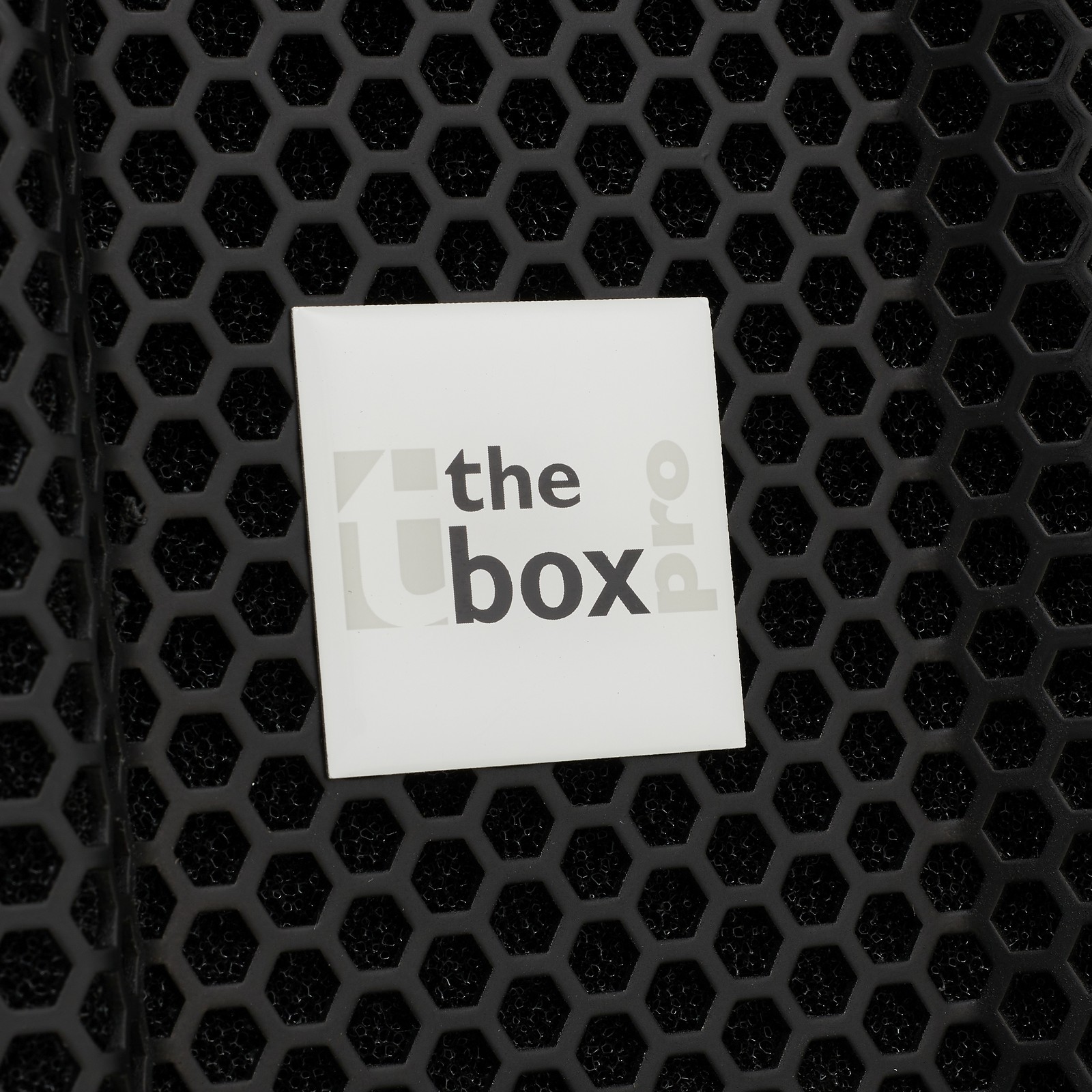 the box pro Logo auf dem Schutzgitter des Lautsprechers