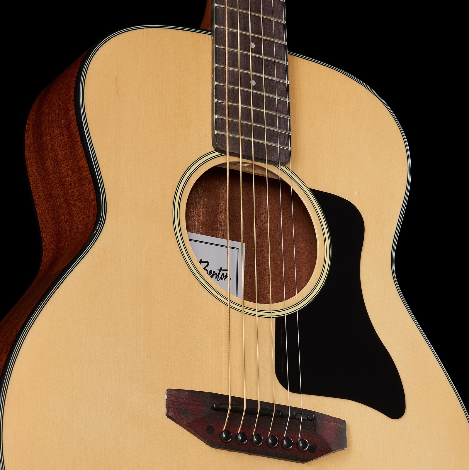 Fichtendecke mit Schallloch und Schlagbrett der Harley Benton GS-Travel Spruce