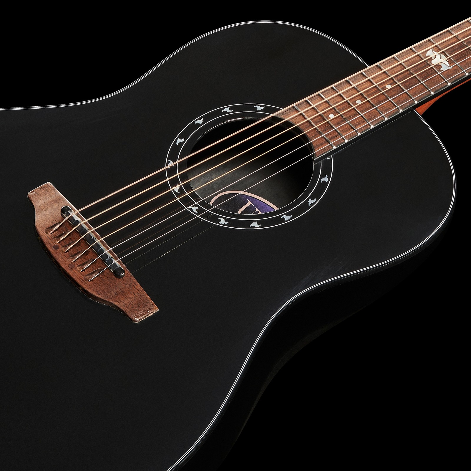 Schwarze Westerngitarre Ovation Ultra 1516PBM-G Pitch Black mit Schallloch und brauner Brücke