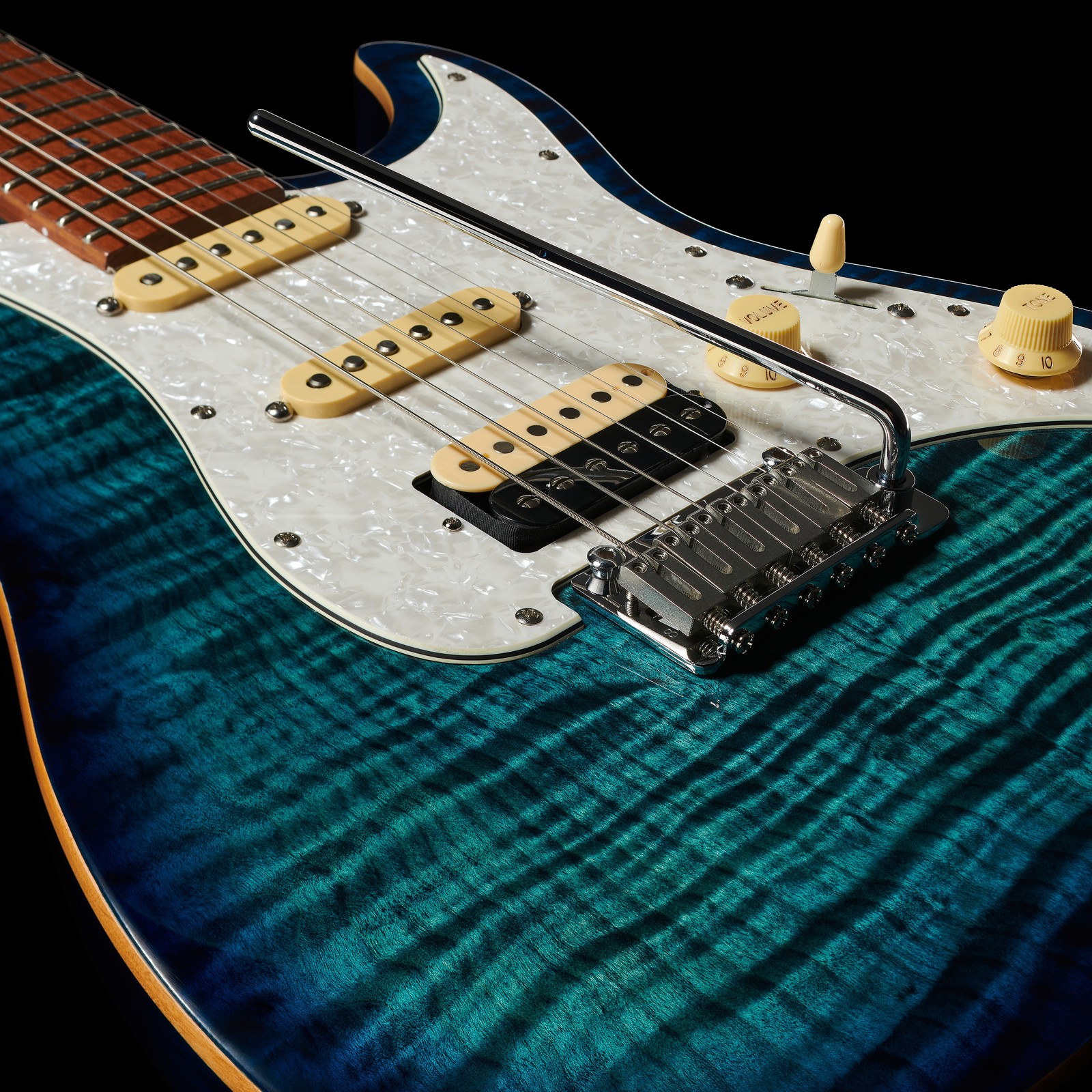 Decke mit Tonabnehmern der Larry Carlton S7FM TBL 2nd Gen E-Gitarre