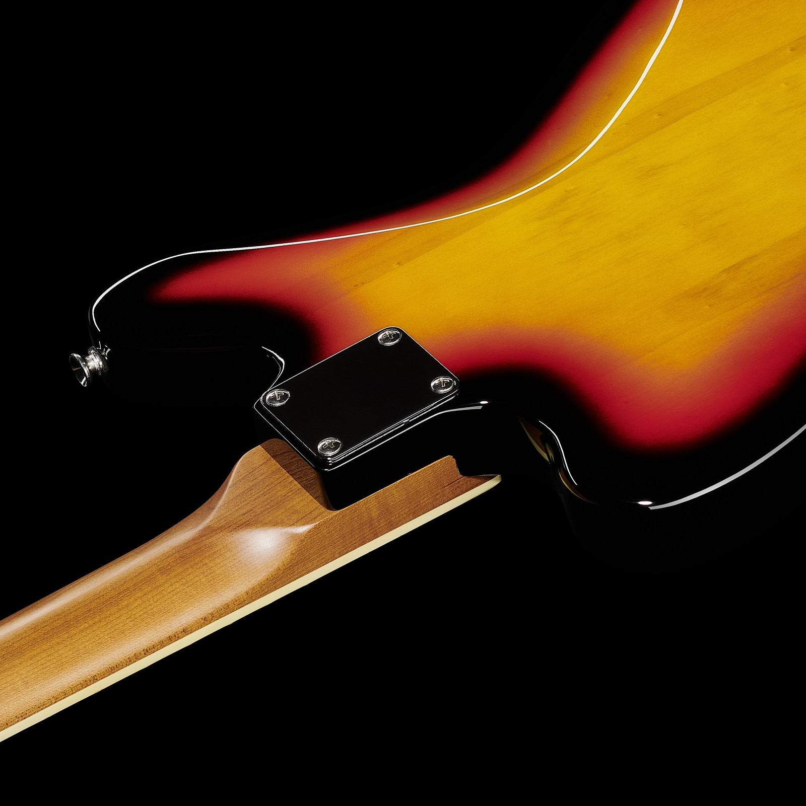 Le manche en érable torréfié, vissé sur la Harley Benton JA-60SB Vintage Series