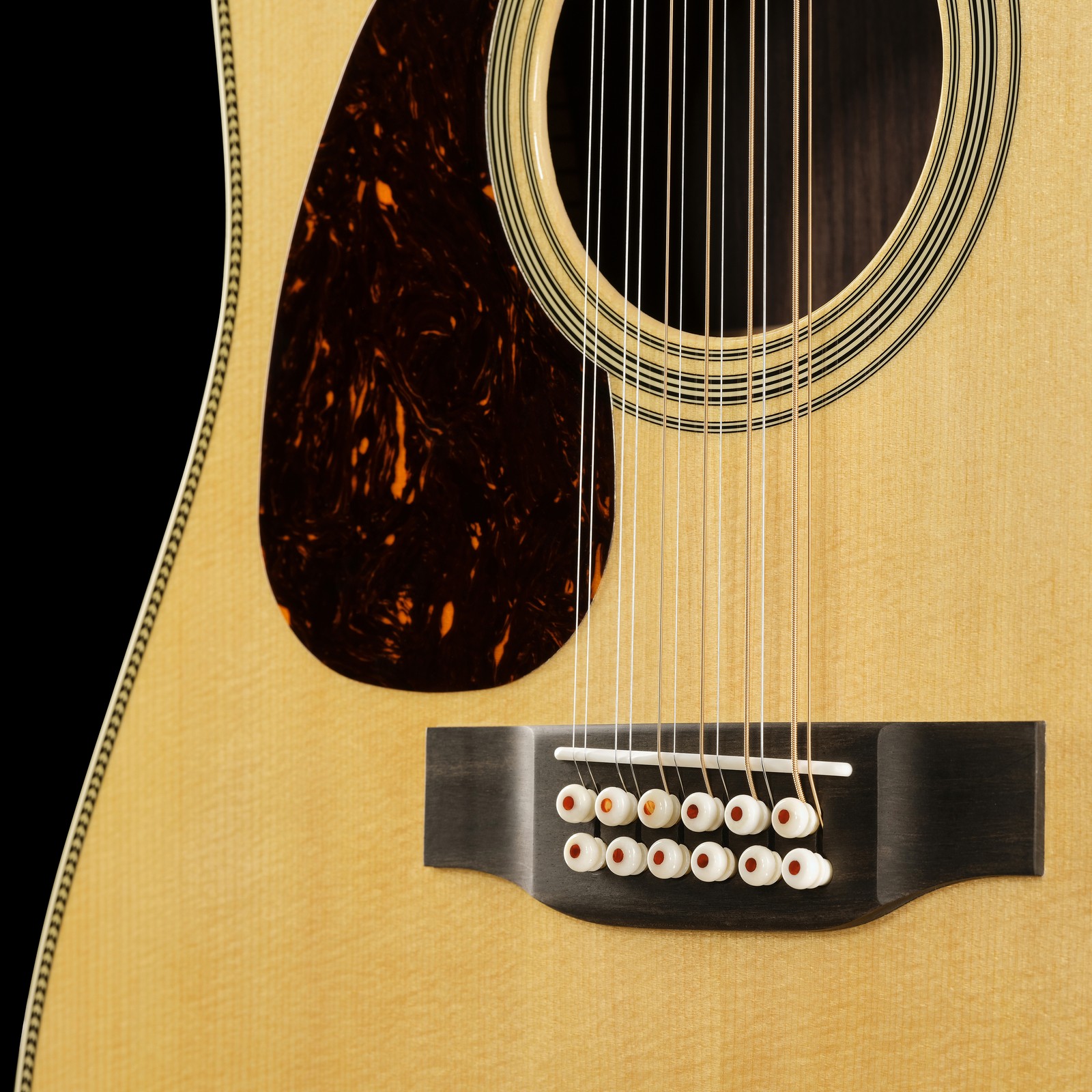 Schallloch der Martin Guitar HD1228 LH 12-Saiter Westerngitarre