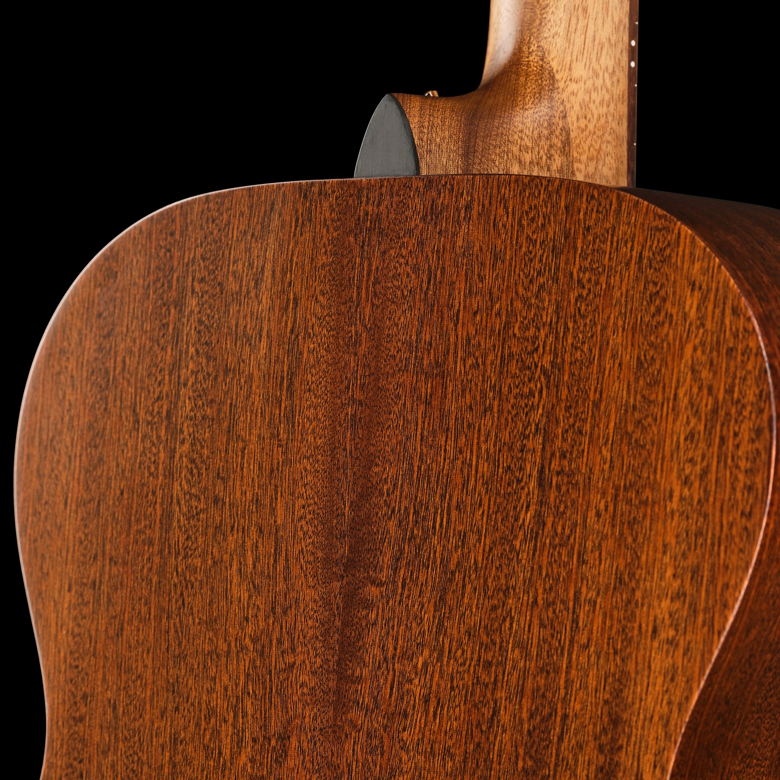 Halsübergang der Martin Guitar 000-10E Retro Sapele Westerngitarre mit Tonabnehmer