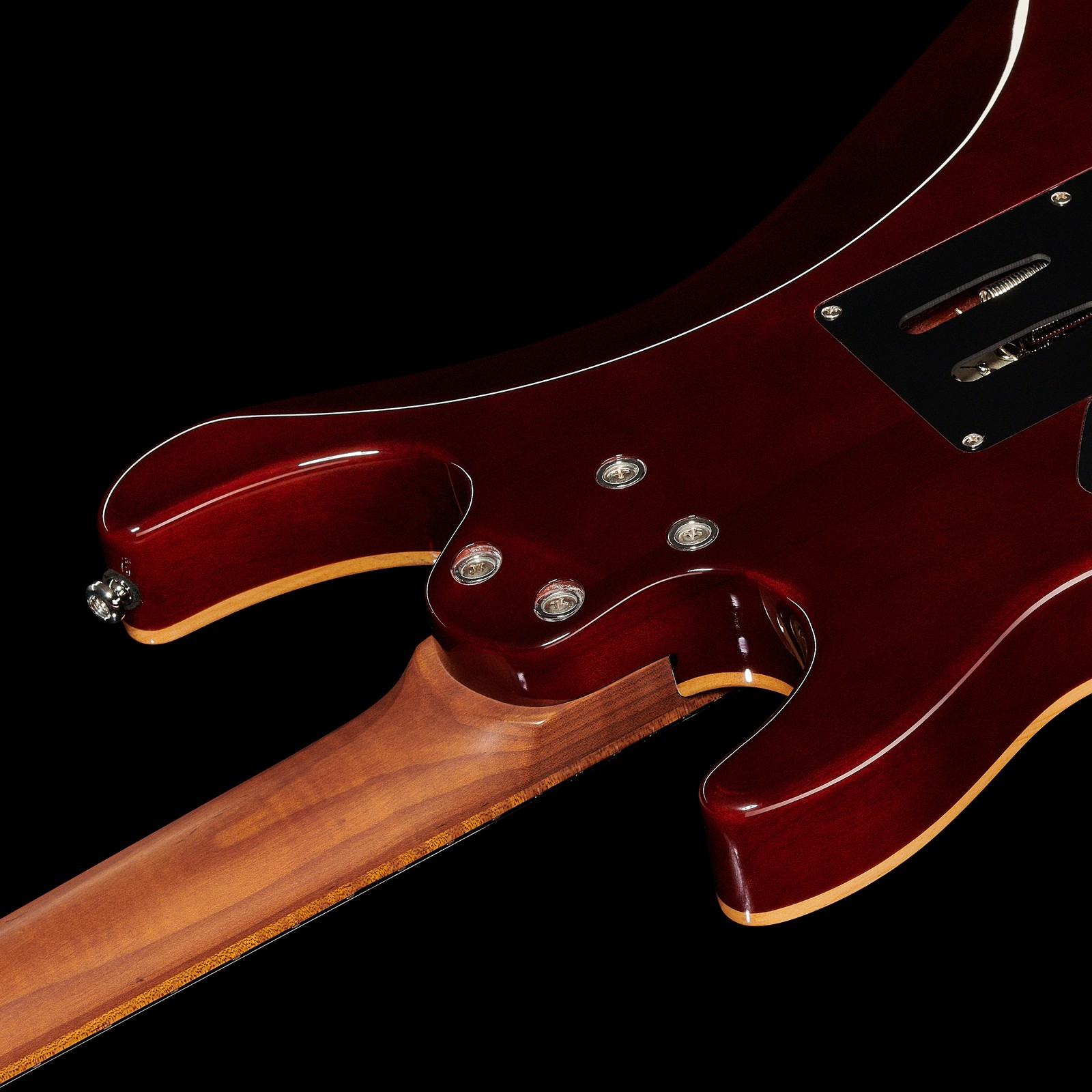 Gerösteter Ahornhals, der an der Rückseite der Harley Benton Fusion-III HSS Roasted FNT verschraubt ist