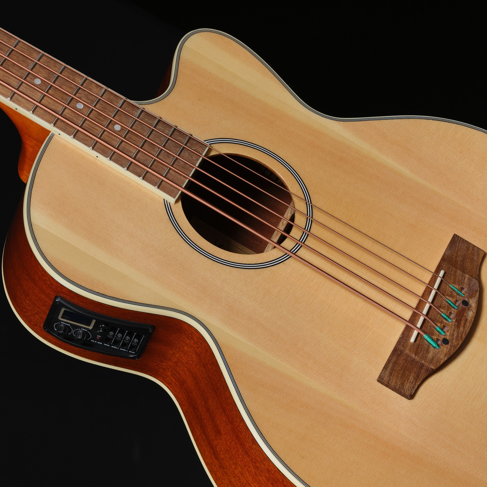 Fichtendecke mit Schallloch auf der Harley Benton B-35