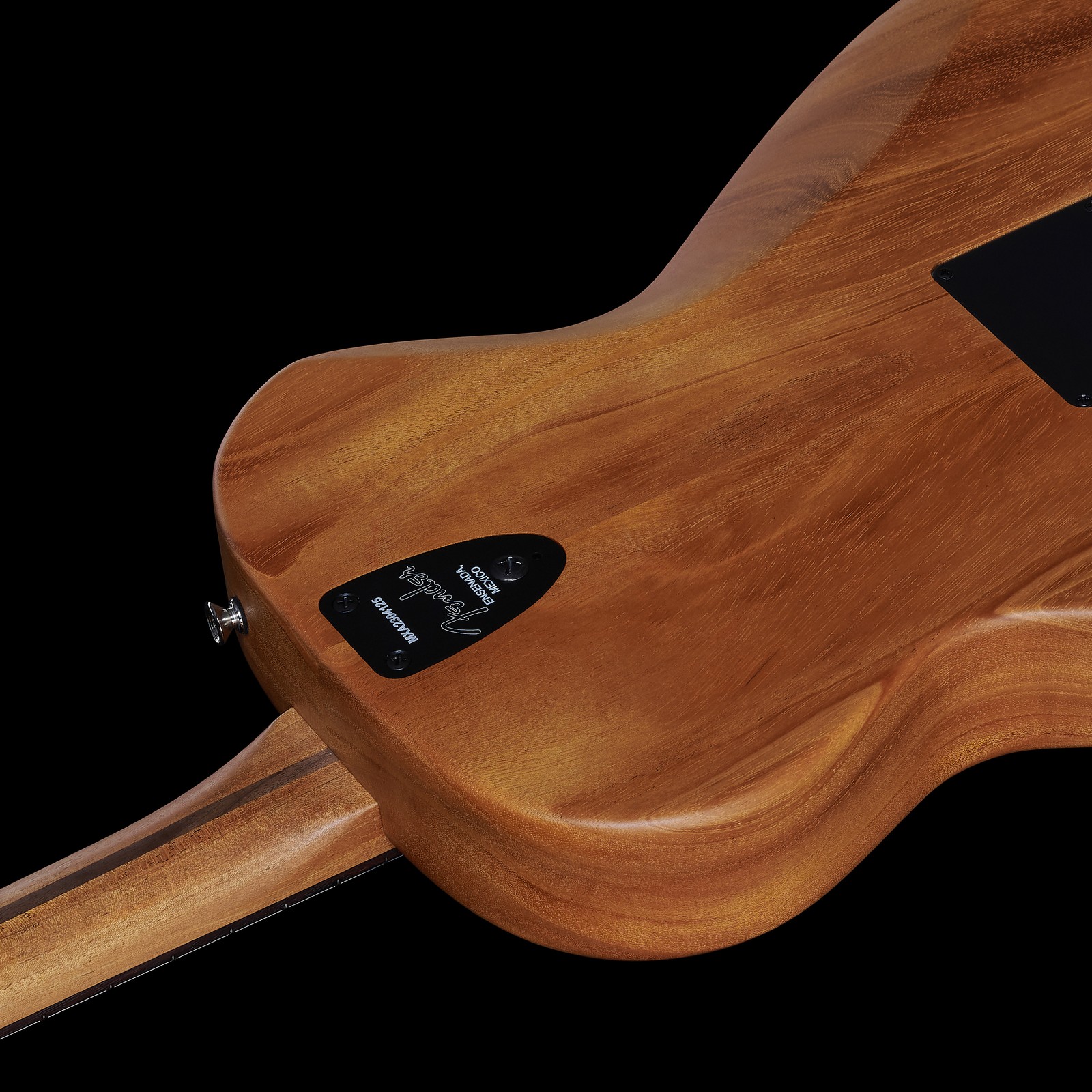 An den Mahagonikorpus verschraubter Hals der Fender Highway Parlor NAT RW von hinten gesehen