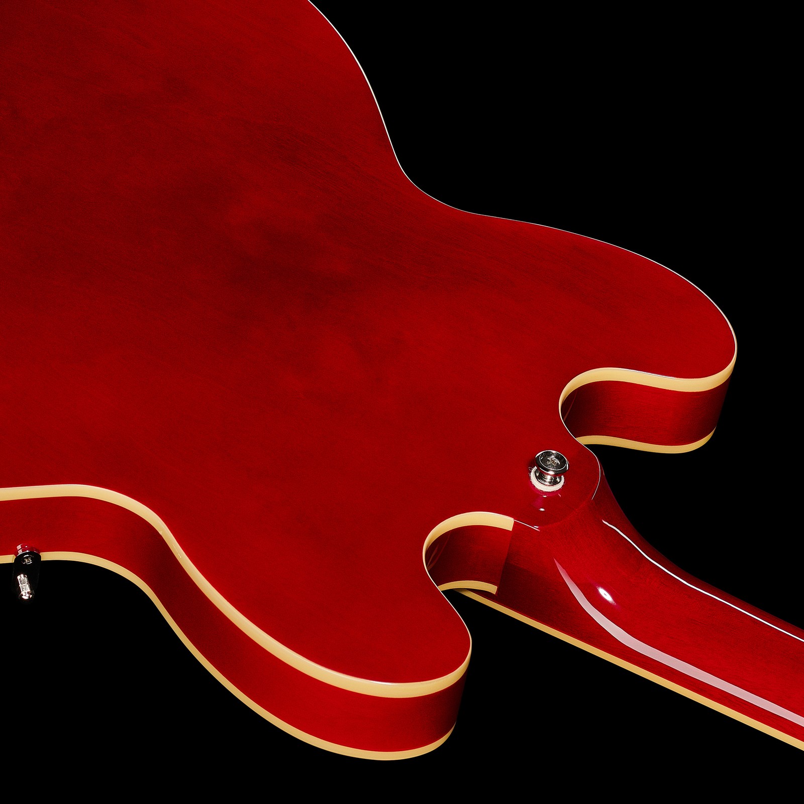 Gurtpin und Double Cutaway auf der Rückseite der Epiphone ES-335 Cherry LH