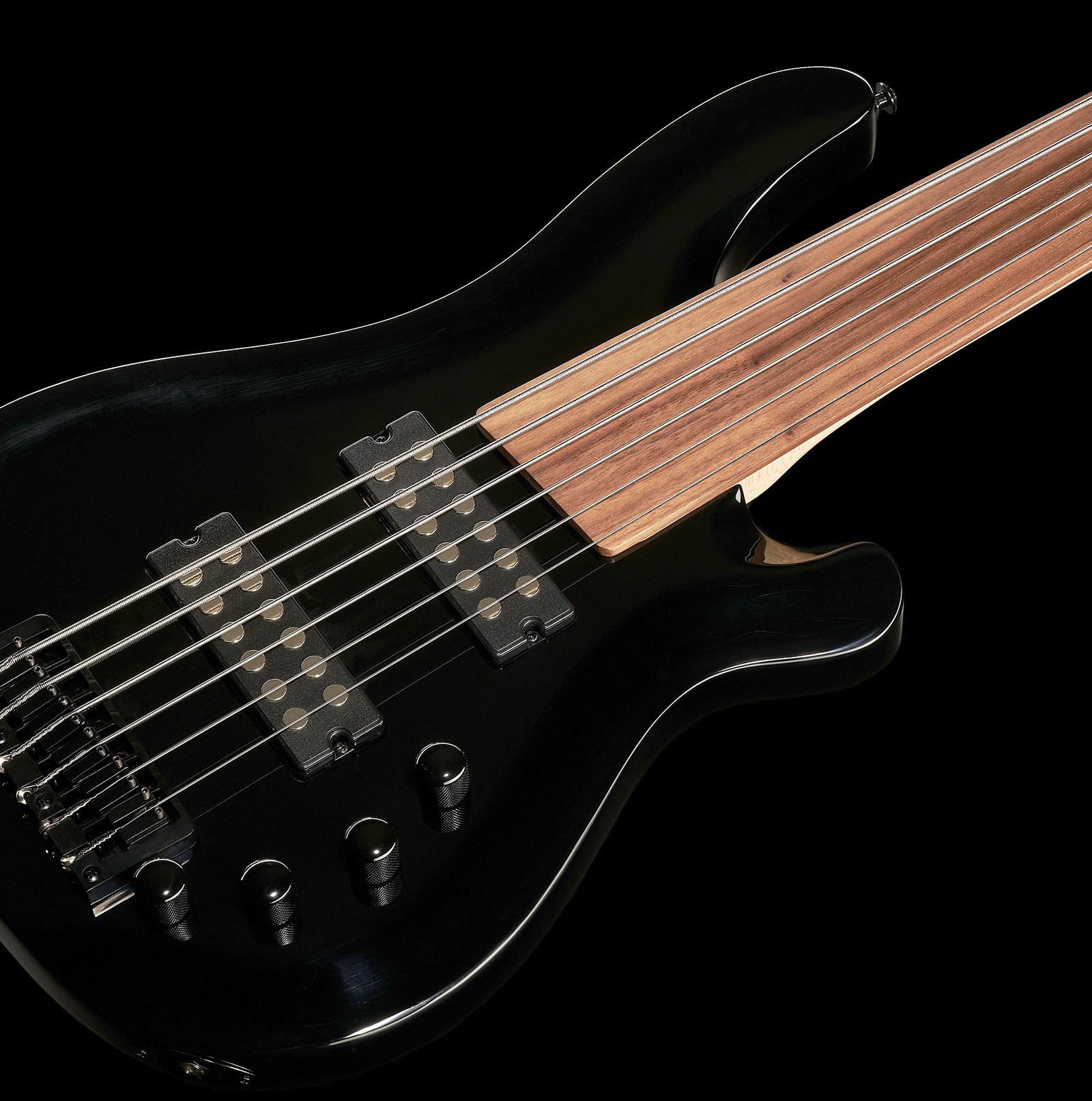 Decke des Harley Benton B-650FL BK Progressive Series mit zwei Humbuckern