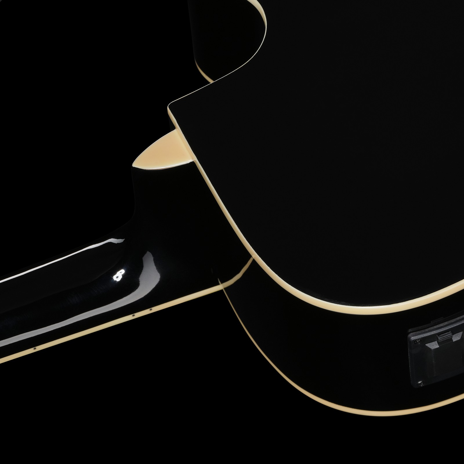 Halsübergang der Harley Benton HBD120CEBK Linkshänder Westerngitarre