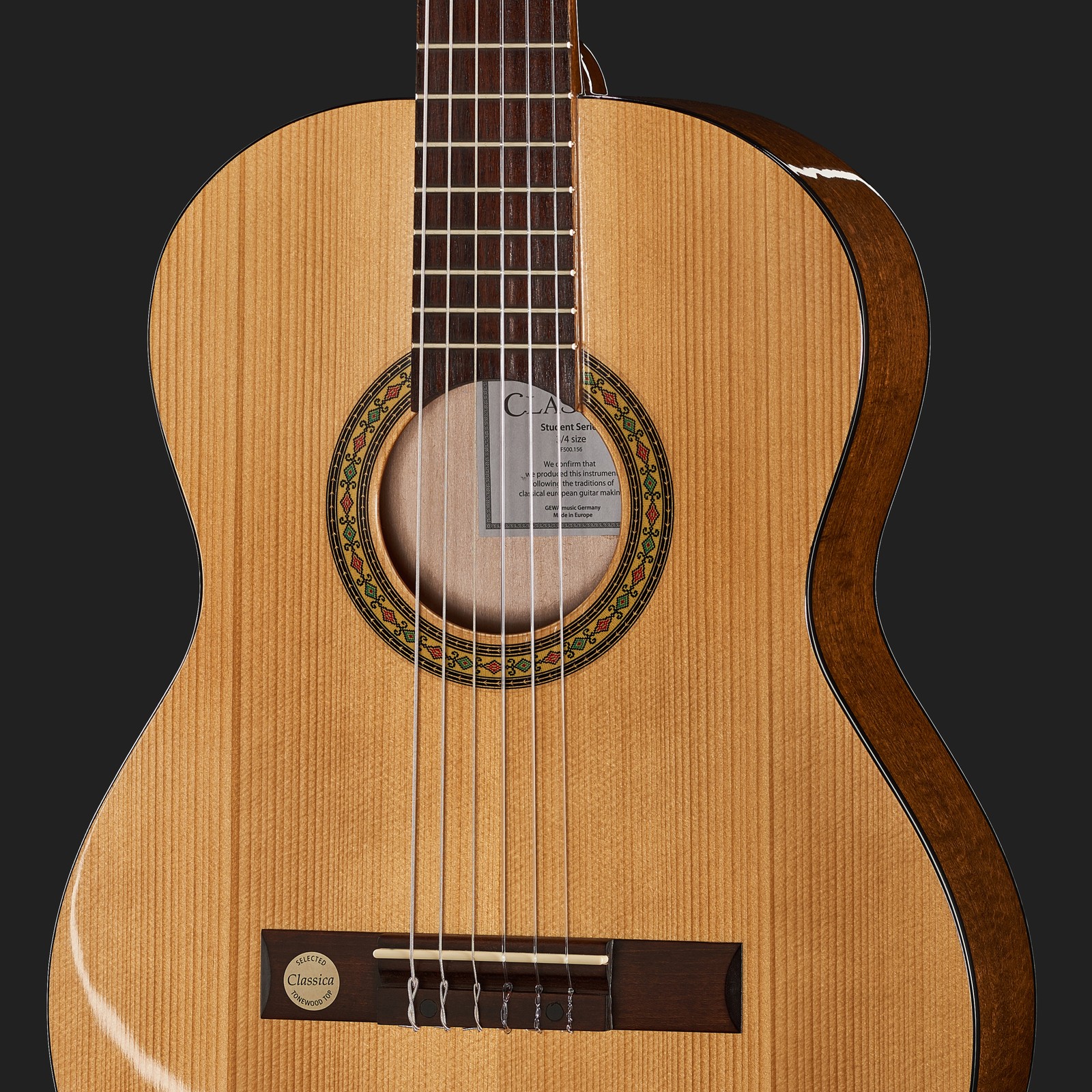 Fichtendecke und Schalloch auf der Thomann Classic 3/4 Konzertgitarre