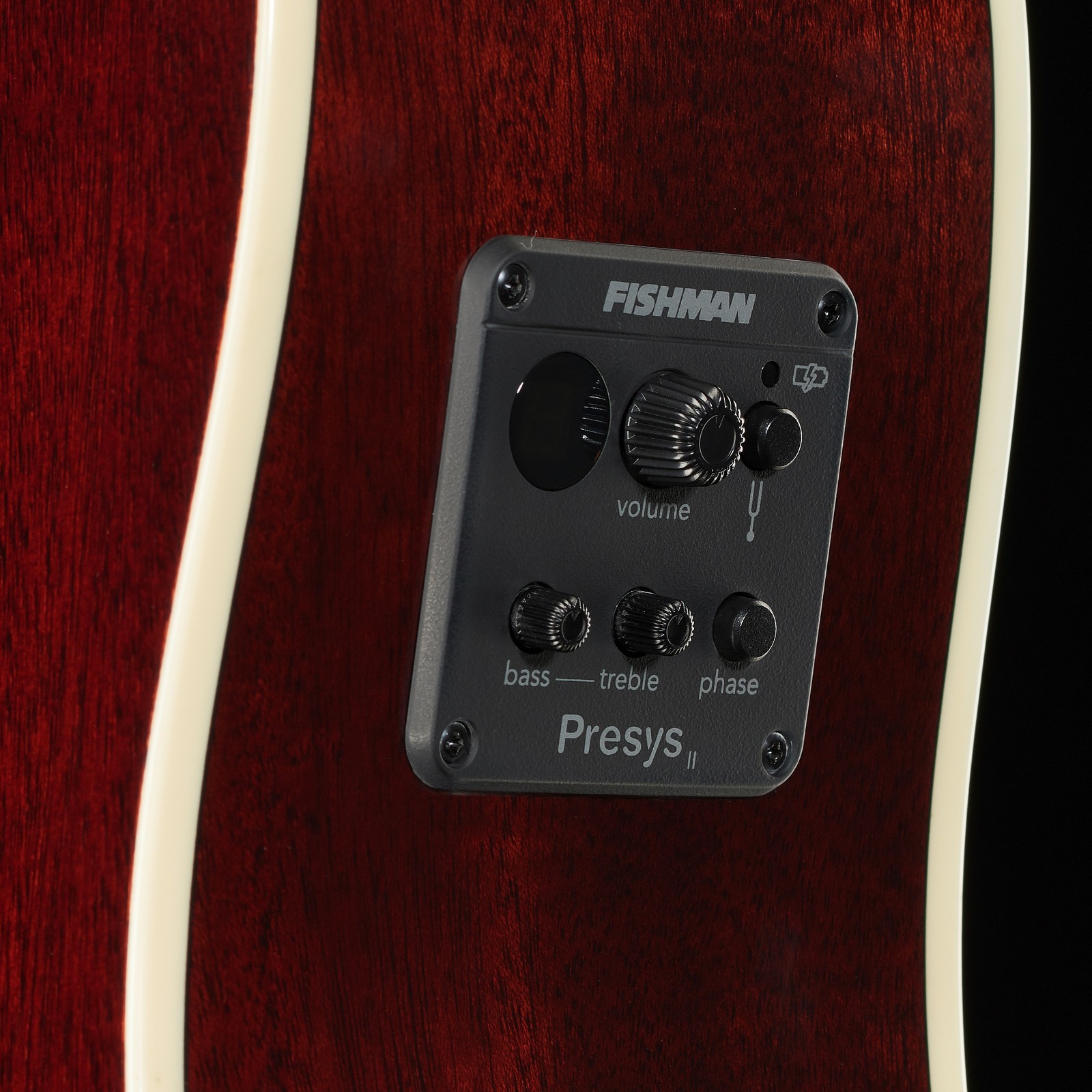 Preamp Fishman Presys-II mit Tuner in der Zarge der Harley Benton Custom Line Superior-E VS