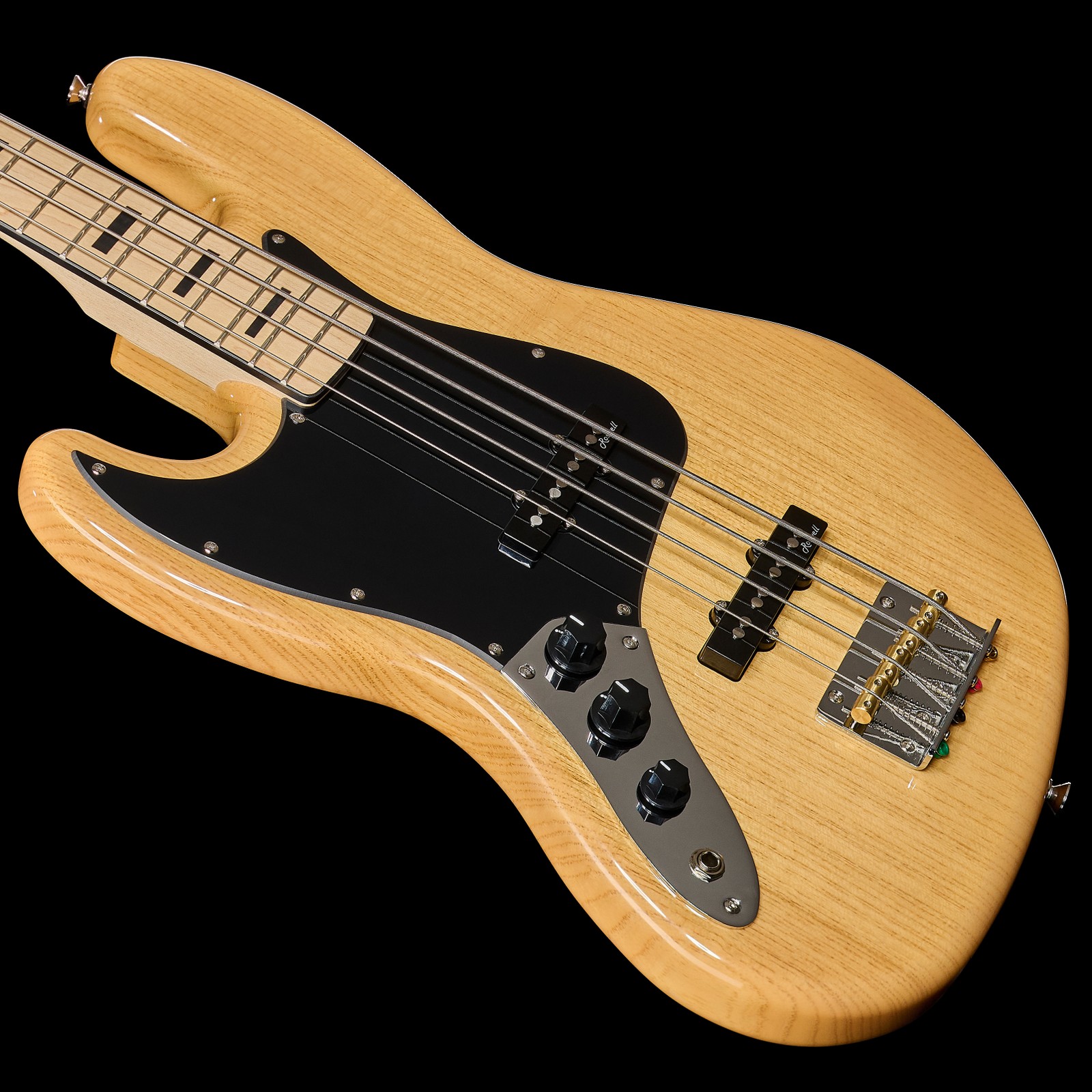 Korpus mit schwarzem Schlagbrett und zwei Singlecoils auf dem Harley Benton JB-75MN LH NA Vintage Series