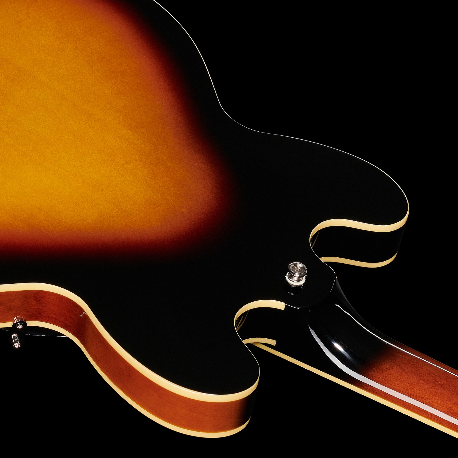 Gurtpin und Double Cutaway auf der Rückseite der Epiphone ES-335 Vintage Sunburst LH