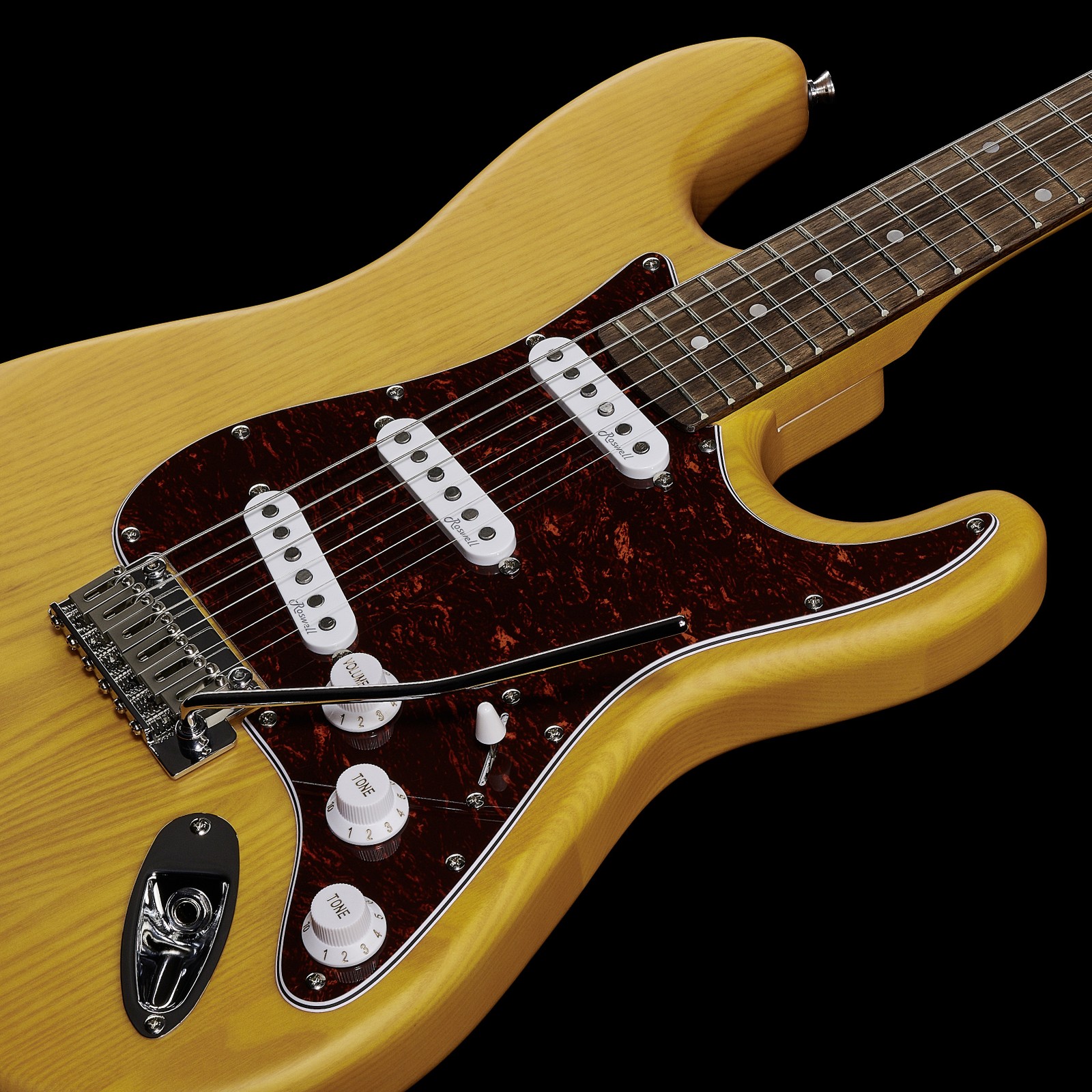 Drei Singlecoils auf der Vorderseite der Harley Benton ST-90SA Swamp Ash DLX Series