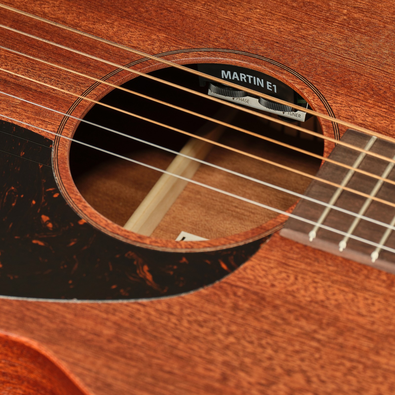 Sapele-Decke der Martin Guitar 000 Jr E Sapele New Westerngitarre