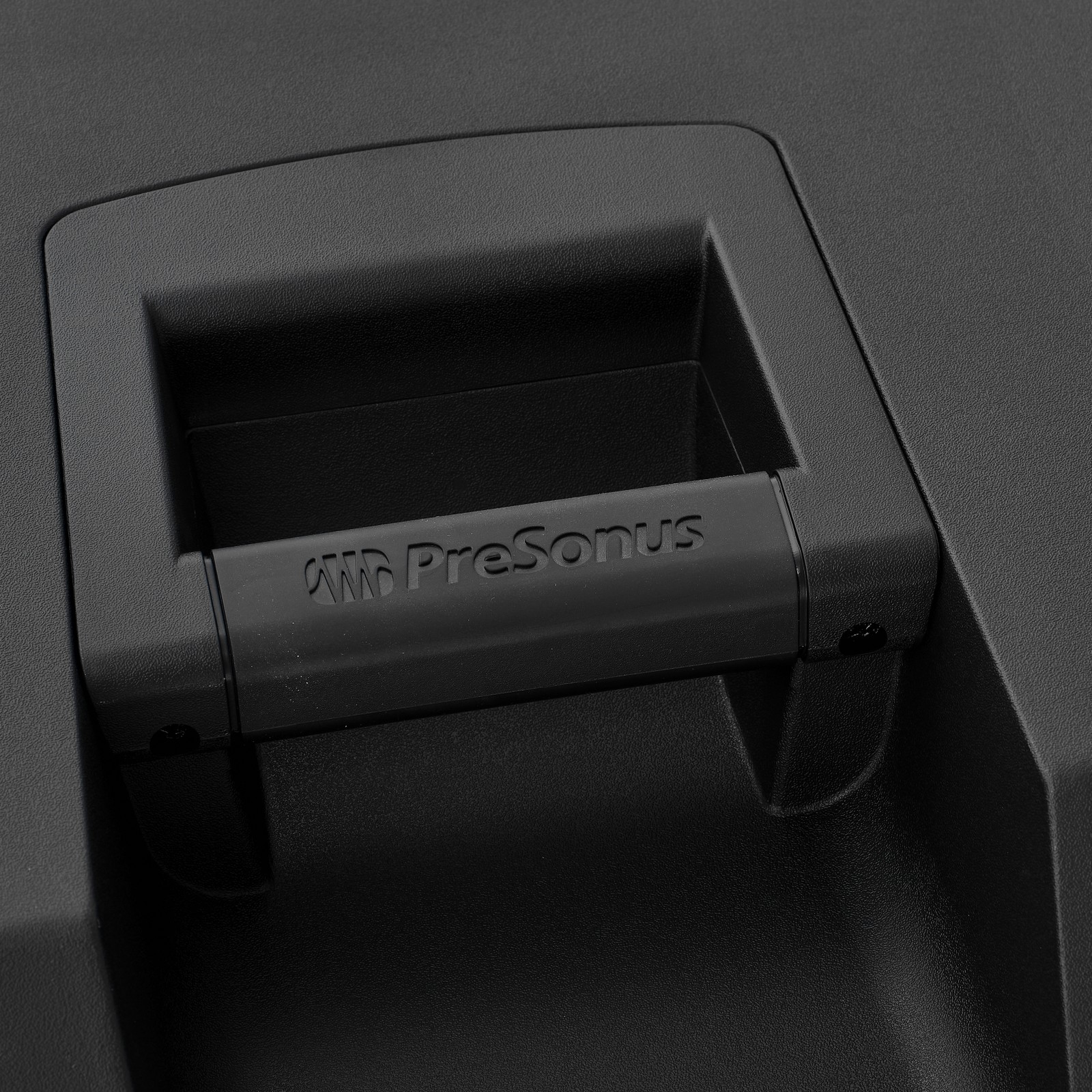 Griff am Presonus Air XD 12 Fullrange-Lautsprecher mit Herstellerlogo