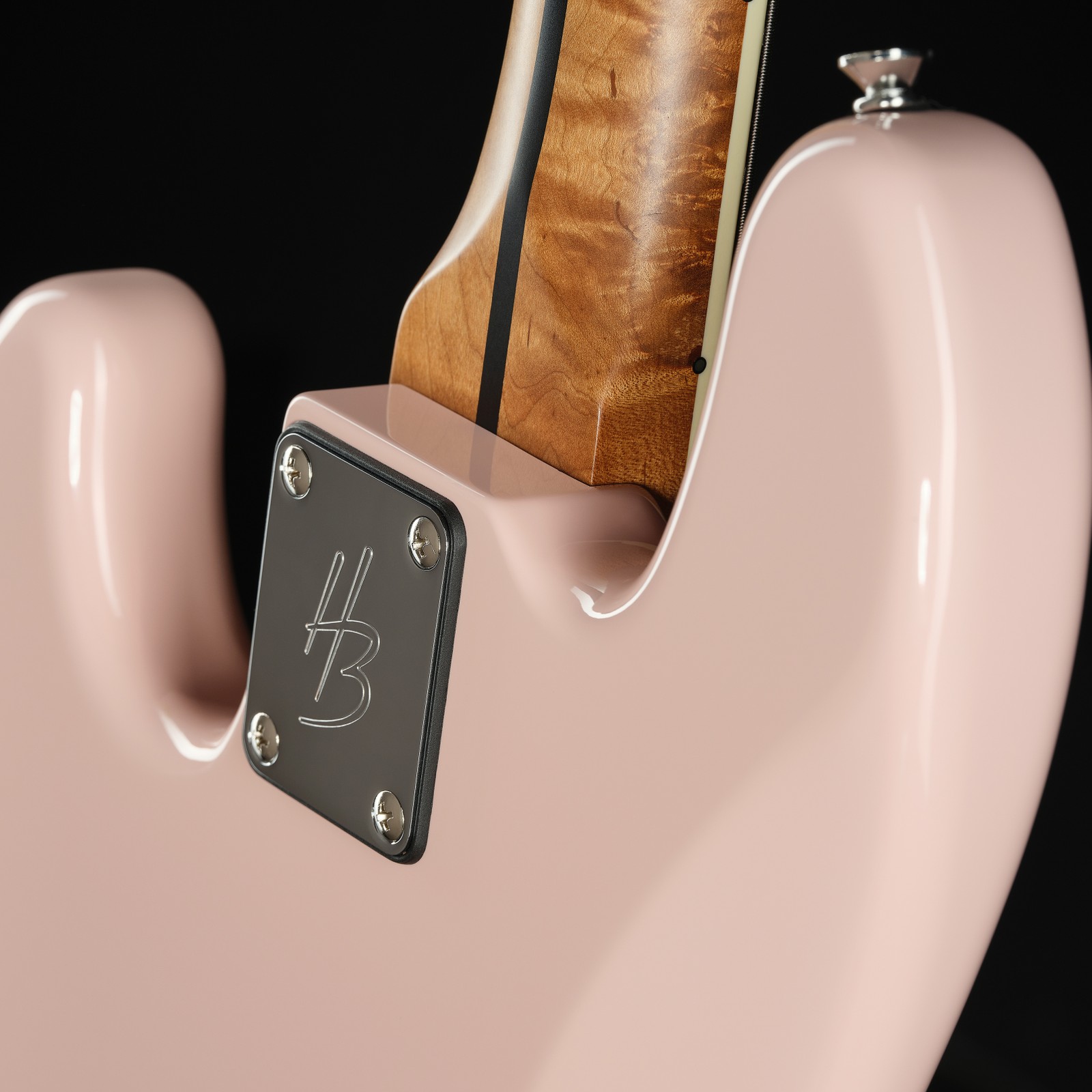 Geschraubter Hals auf der Bassgitarre Harley Benton MV-4JB Shell Pink von hinten
