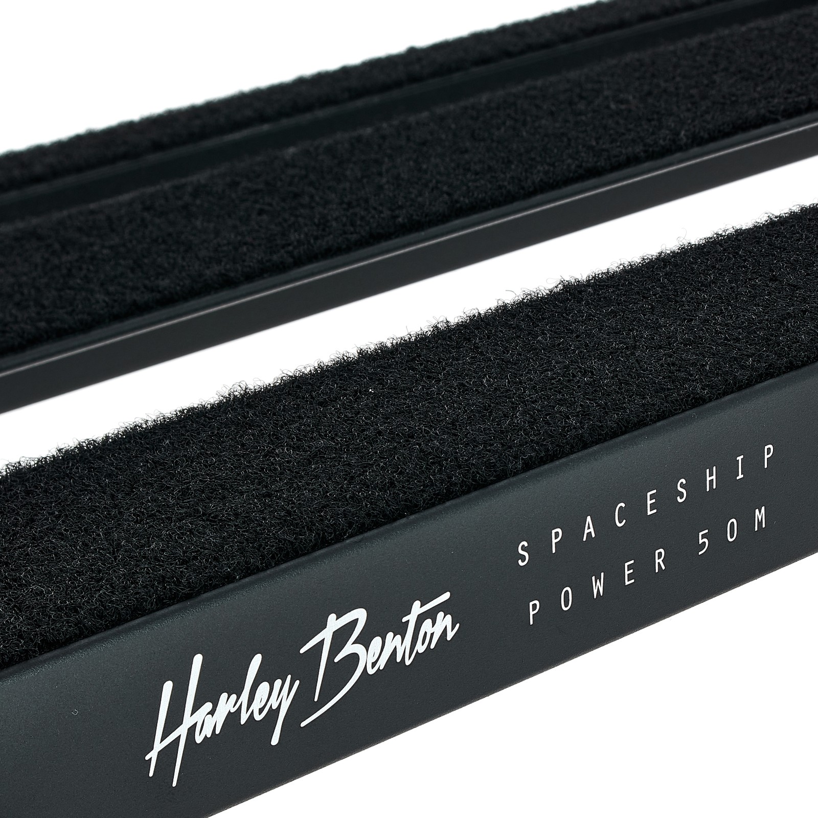 Herstellerlogo auf dem Harley Benton Spaceship Power 50M Pedalboard