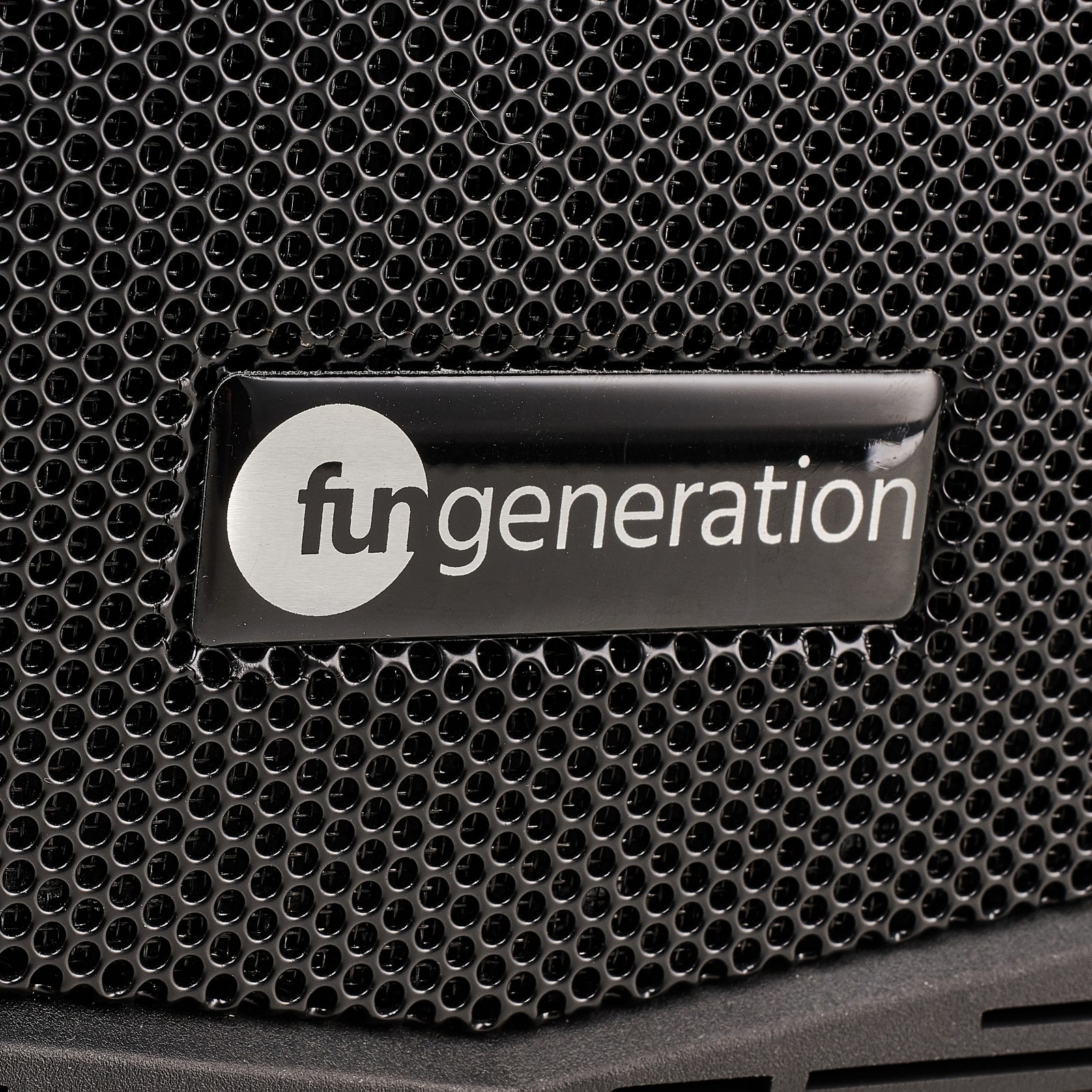 Fun Generation Logo am aktiven Satmix 2.1 PA System mit DSP und Bluetooth