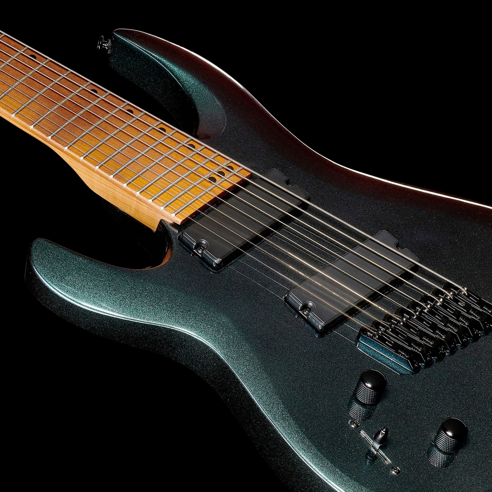 Zwei schwarze Humbucker auf der Perl-Lack-Decke der Harley Benton R-458FFB LH Roasted MultiScale